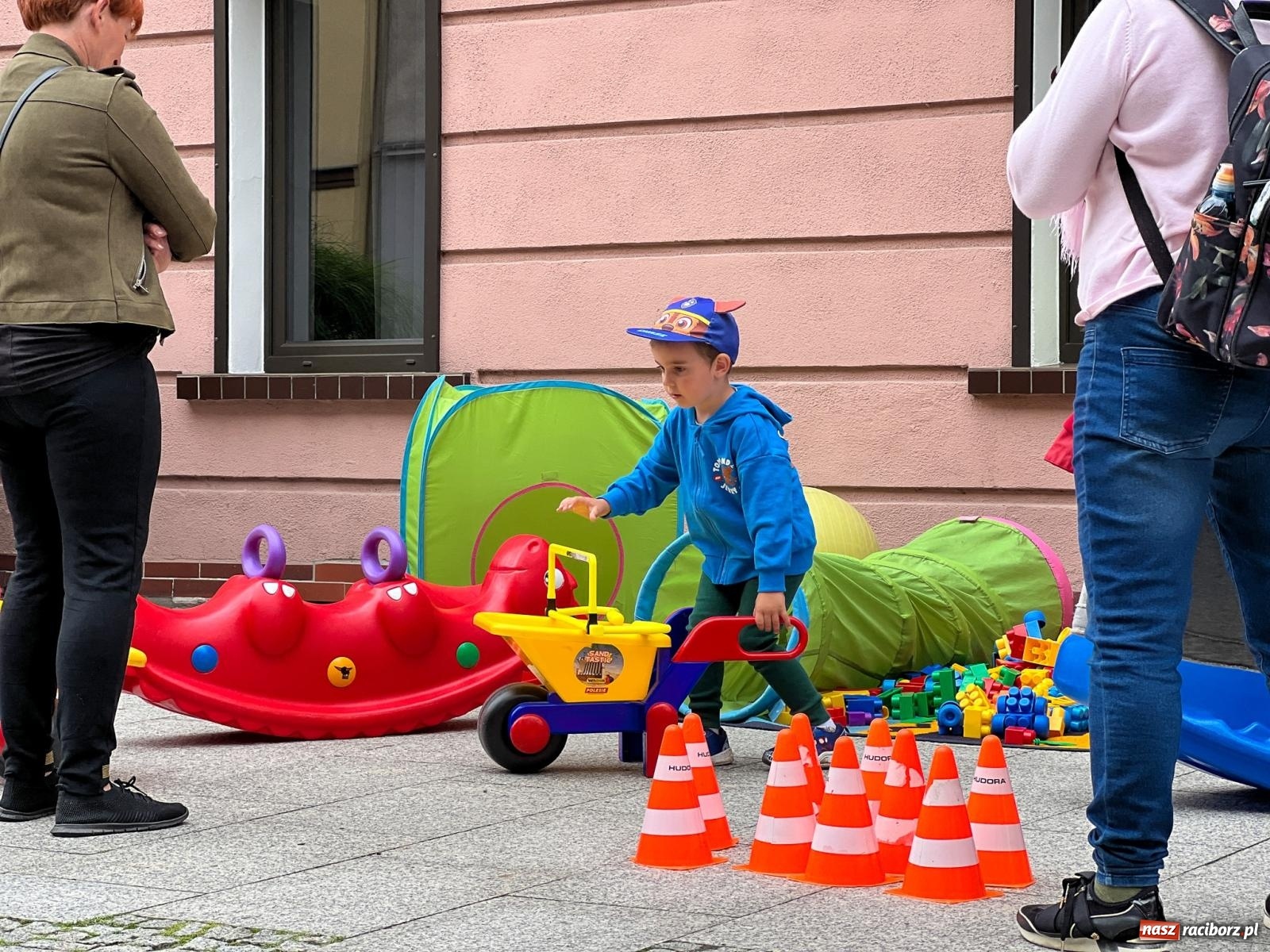 Zdjęcie w galerii na portalu naszraciborz.pl: Dzień Dziecka na Długiej: kolorowy festyn dla najmłodszych wiadomości z regionu