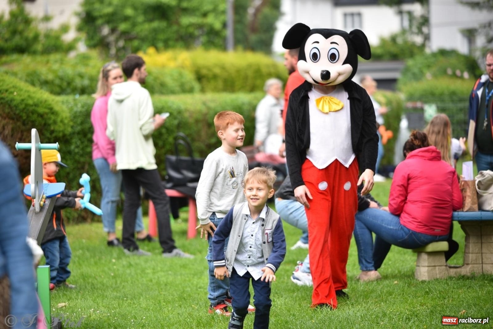 Zdjęcie w galerii na portalu naszraciborz.pl: Rodzinna przygoda w Przedszkolu nr 20 – festyn pełen radości i atrakcji [FOTO i WIDEO] wiadomości z regionu