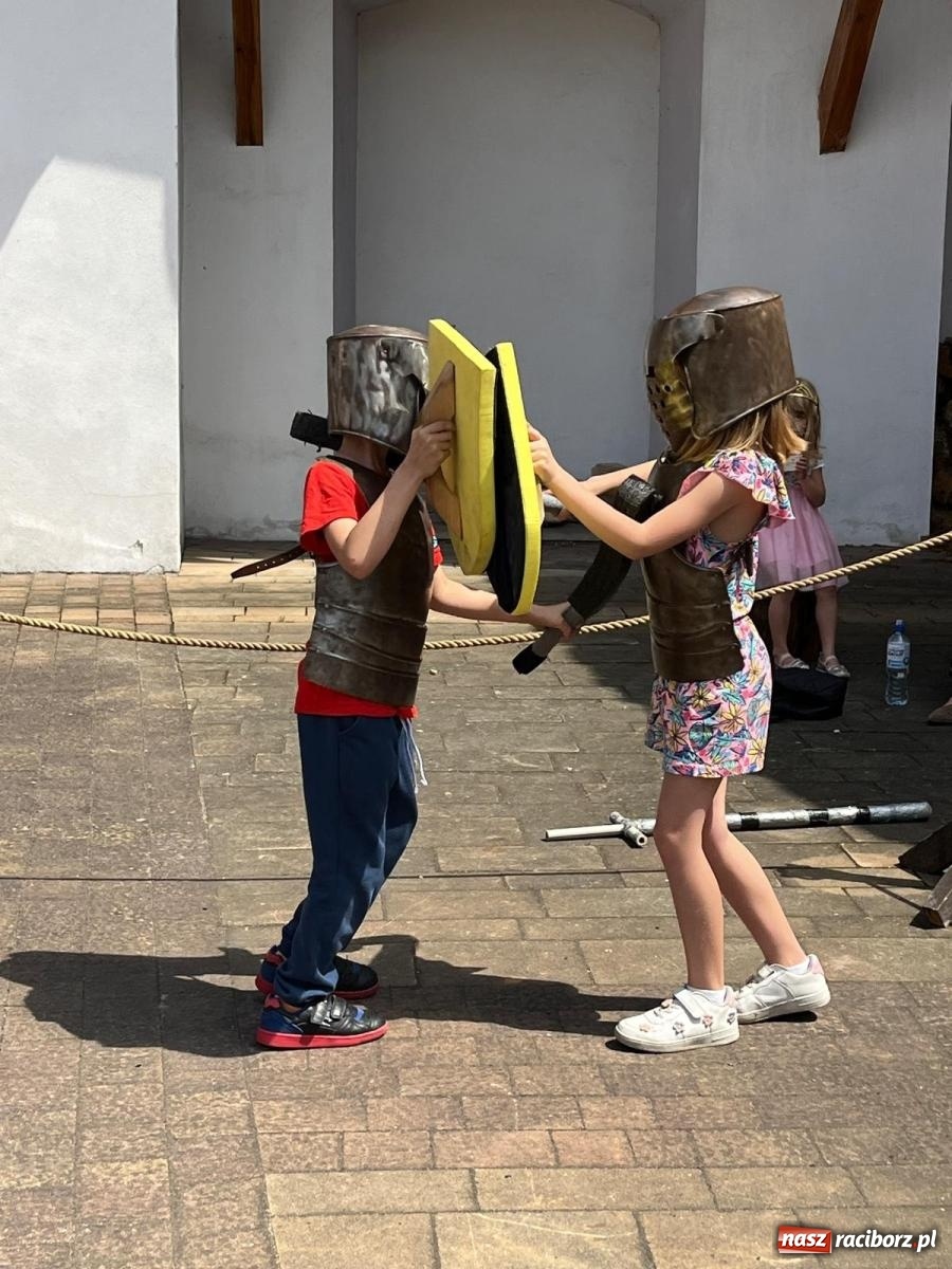 Zdjęcie w galerii na portalu naszraciborz.pl: Rycerska sobota na Zamku Piastowskim przyciągnęła tłumy  – przed nami jeszcze niedziela pełna atrakcji wiadomości z regionu