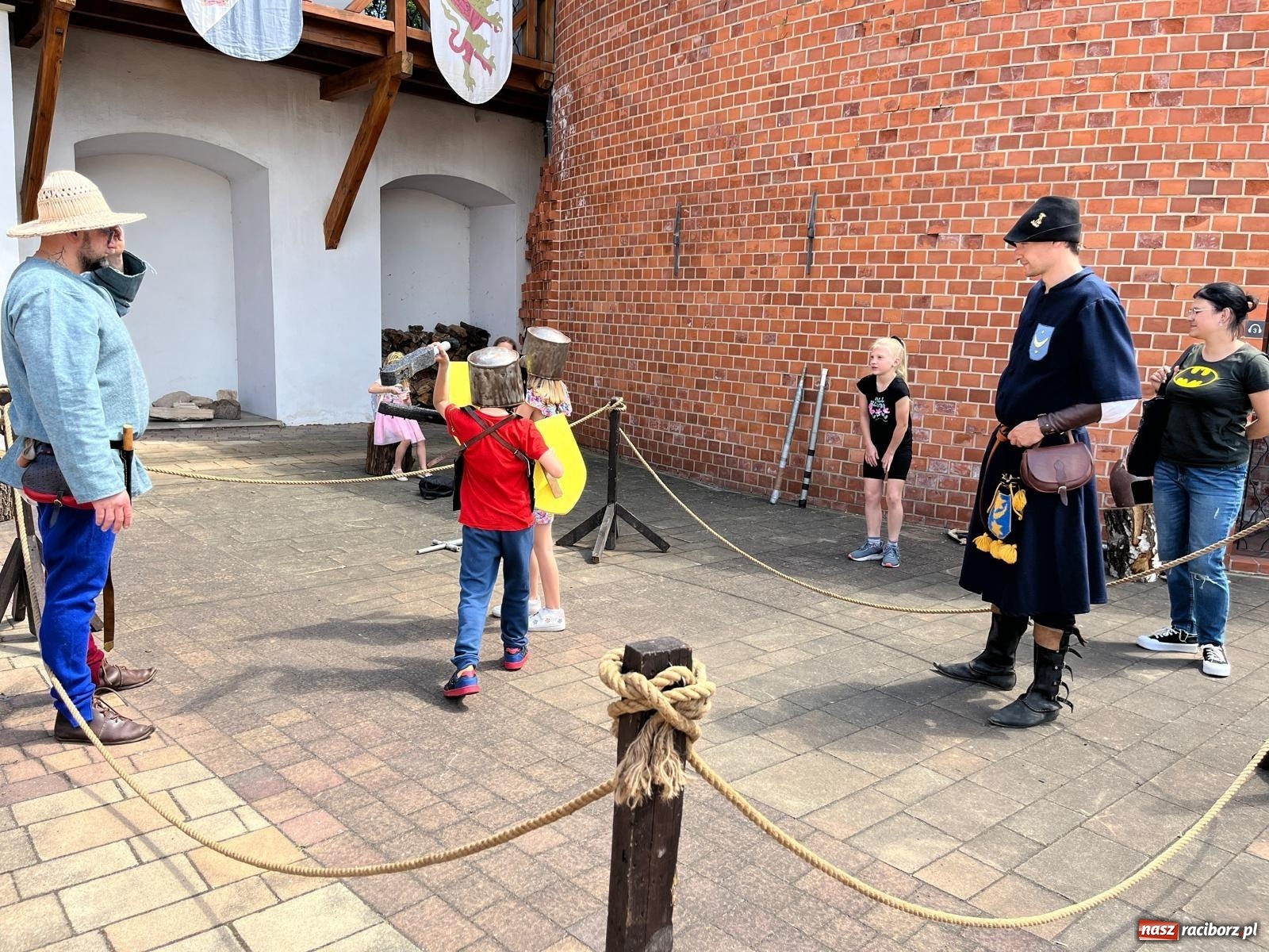 Zdjęcie w galerii na portalu naszraciborz.pl: Rycerska sobota na Zamku Piastowskim przyciągnęła tłumy  – przed nami jeszcze niedziela pełna atrakcji wiadomości z regionu