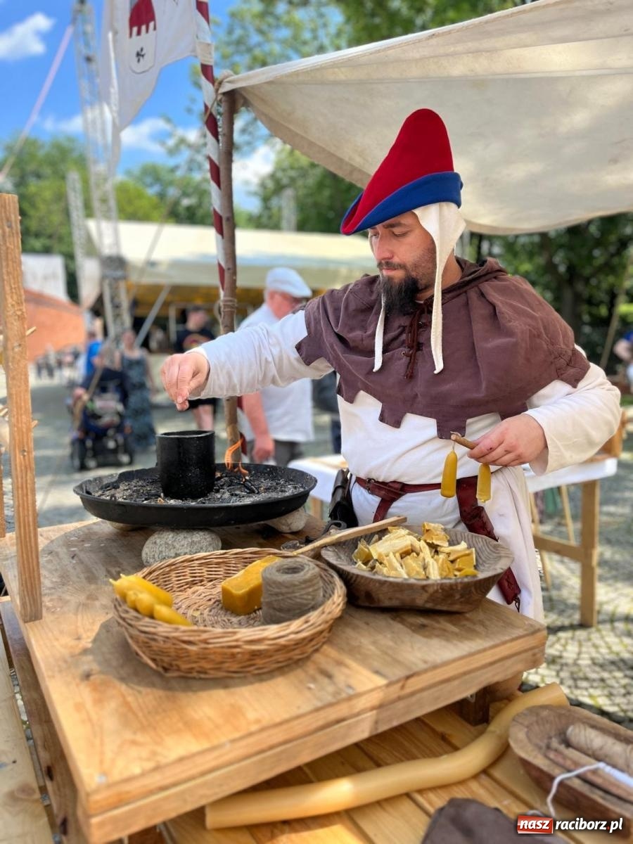 Zdjęcie w galerii na portalu naszraciborz.pl: Rycerska sobota na Zamku Piastowskim przyciągnęła tłumy  – przed nami jeszcze niedziela pełna atrakcji wiadomości z regionu