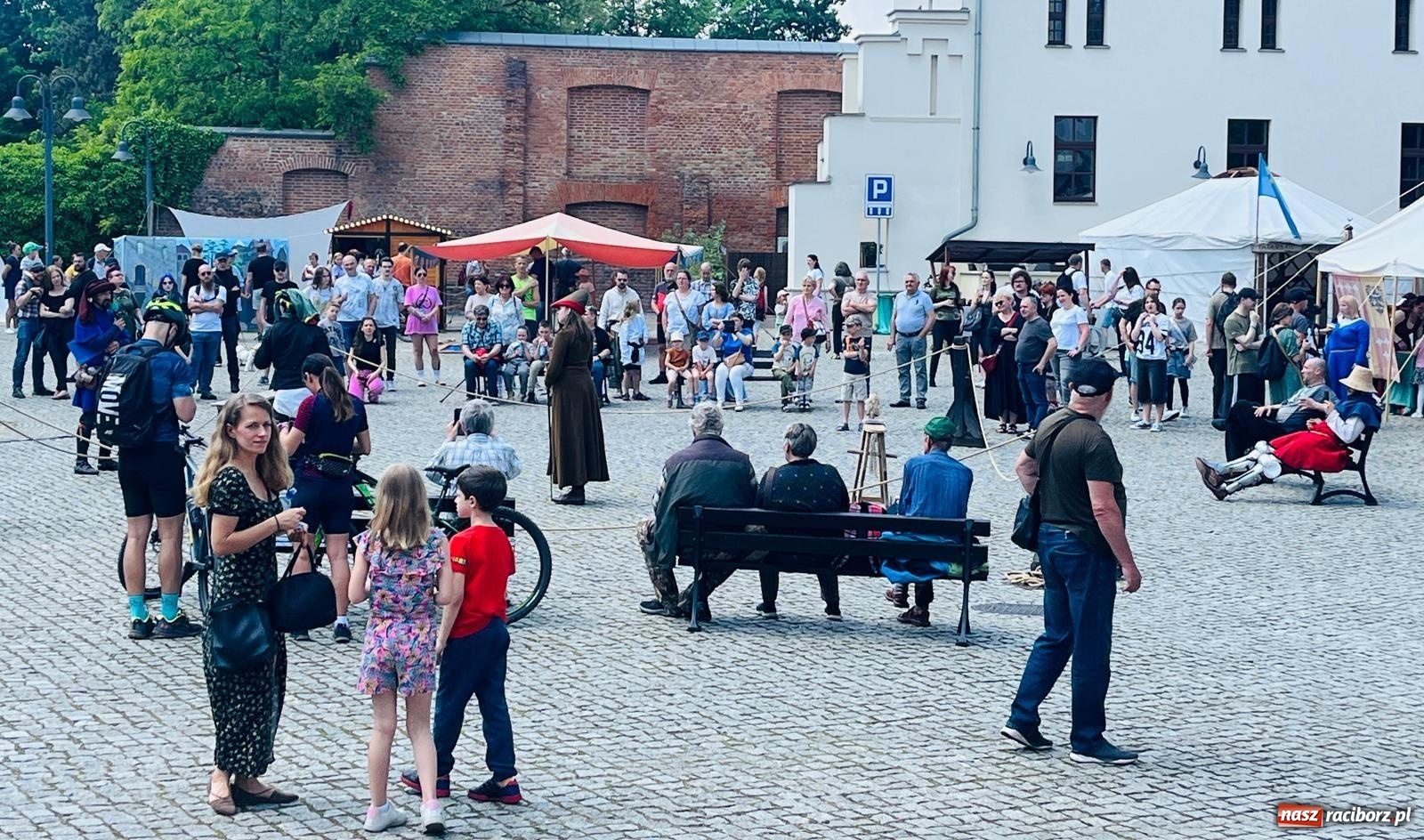 Zdjęcie w galerii na portalu naszraciborz.pl: Rycerska sobota na Zamku Piastowskim przyciągnęła tłumy  – przed nami jeszcze niedziela pełna atrakcji wiadomości z regionu
