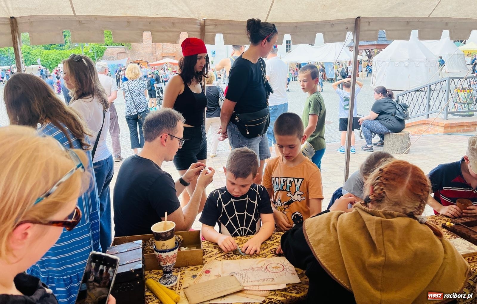 Zdjęcie w galerii na portalu naszraciborz.pl: Rycerska sobota na Zamku Piastowskim przyciągnęła tłumy  – przed nami jeszcze niedziela pełna atrakcji wiadomości z regionu