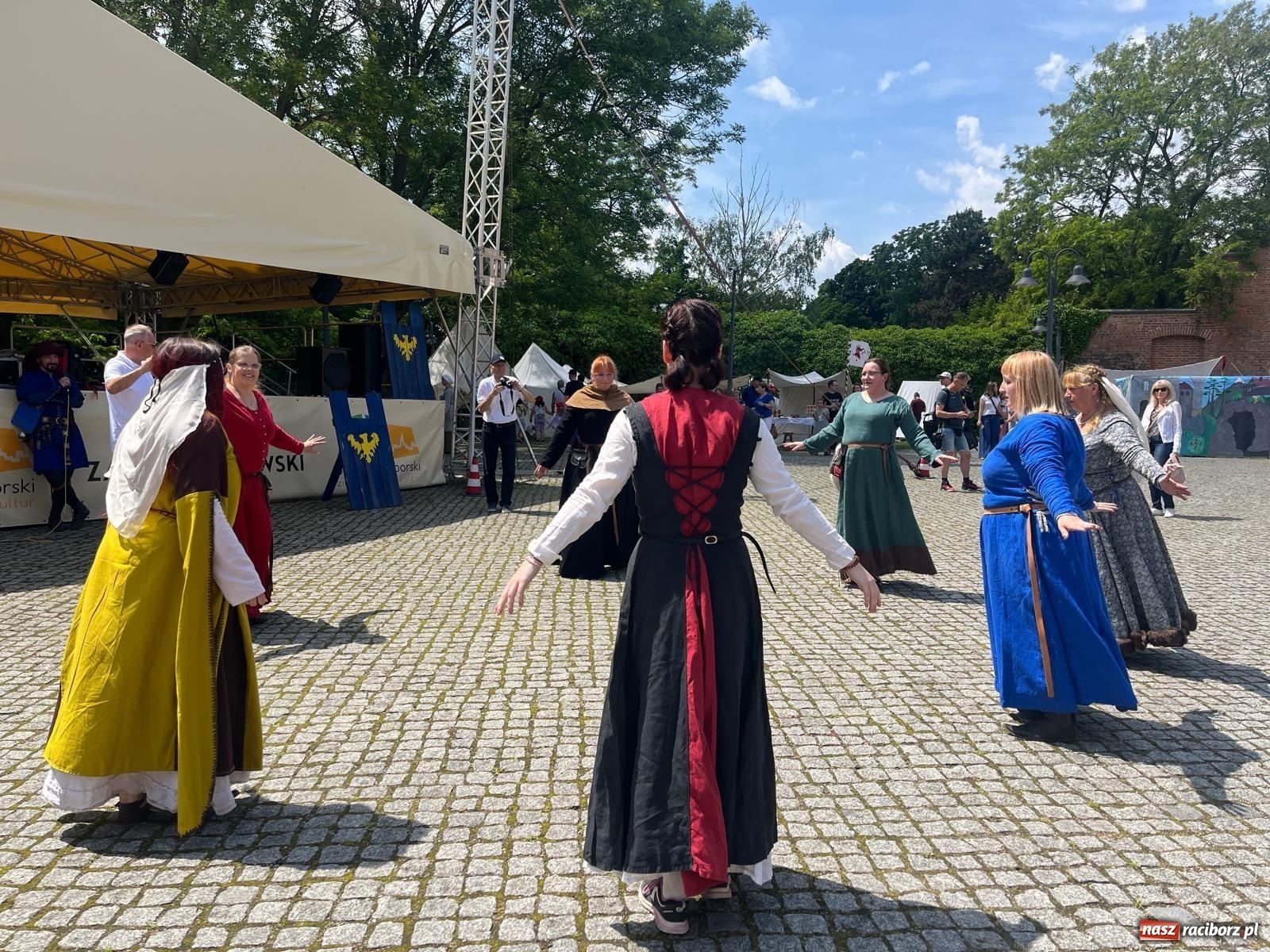 Zdjęcie w galerii na portalu naszraciborz.pl: Rycerska sobota na Zamku Piastowskim przyciągnęła tłumy  – przed nami jeszcze niedziela pełna atrakcji wiadomości z regionu