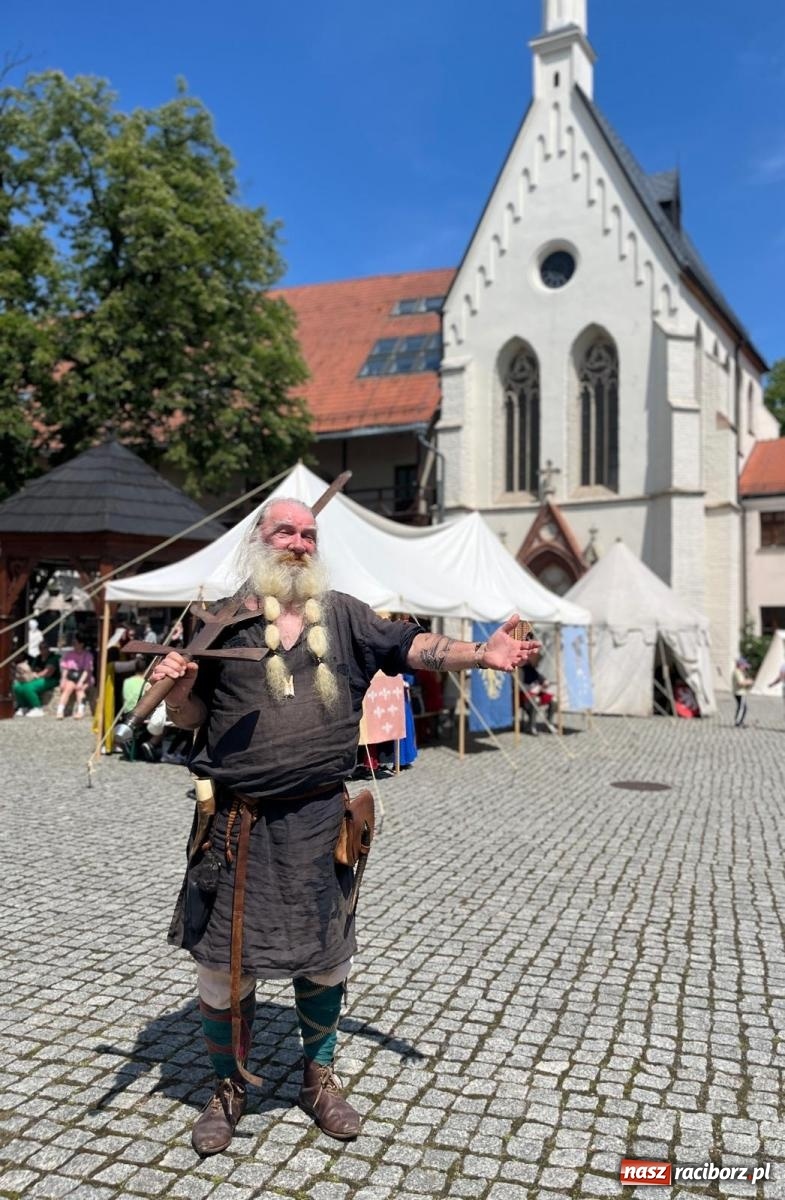 Zdjęcie w galerii na portalu naszraciborz.pl: Rycerska sobota na Zamku Piastowskim przyciągnęła tłumy  – przed nami jeszcze niedziela pełna atrakcji wiadomości z regionu