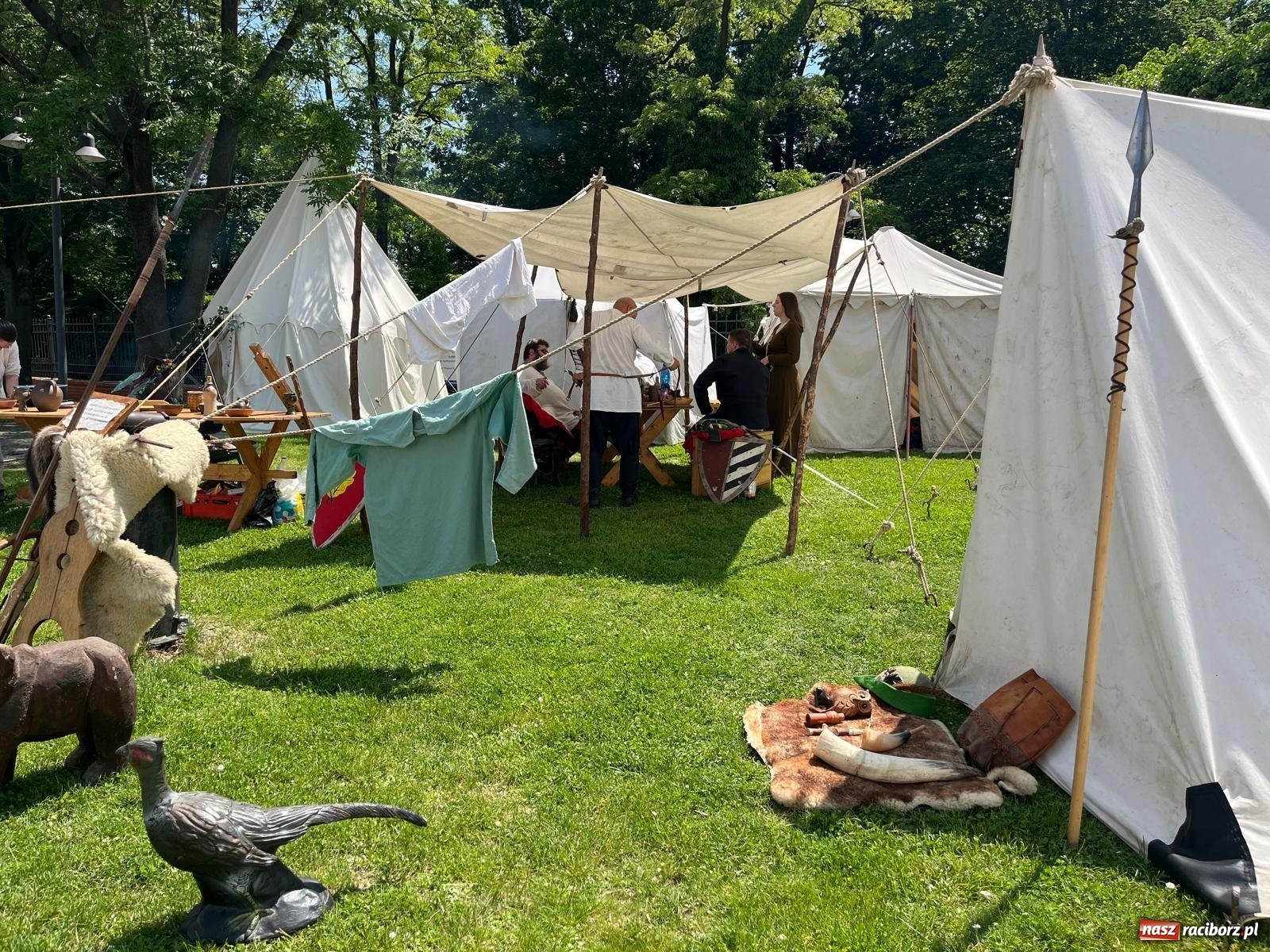Zdjęcie w galerii na portalu naszraciborz.pl: Rycerska sobota na Zamku Piastowskim przyciągnęła tłumy  – przed nami jeszcze niedziela pełna atrakcji wiadomości z regionu