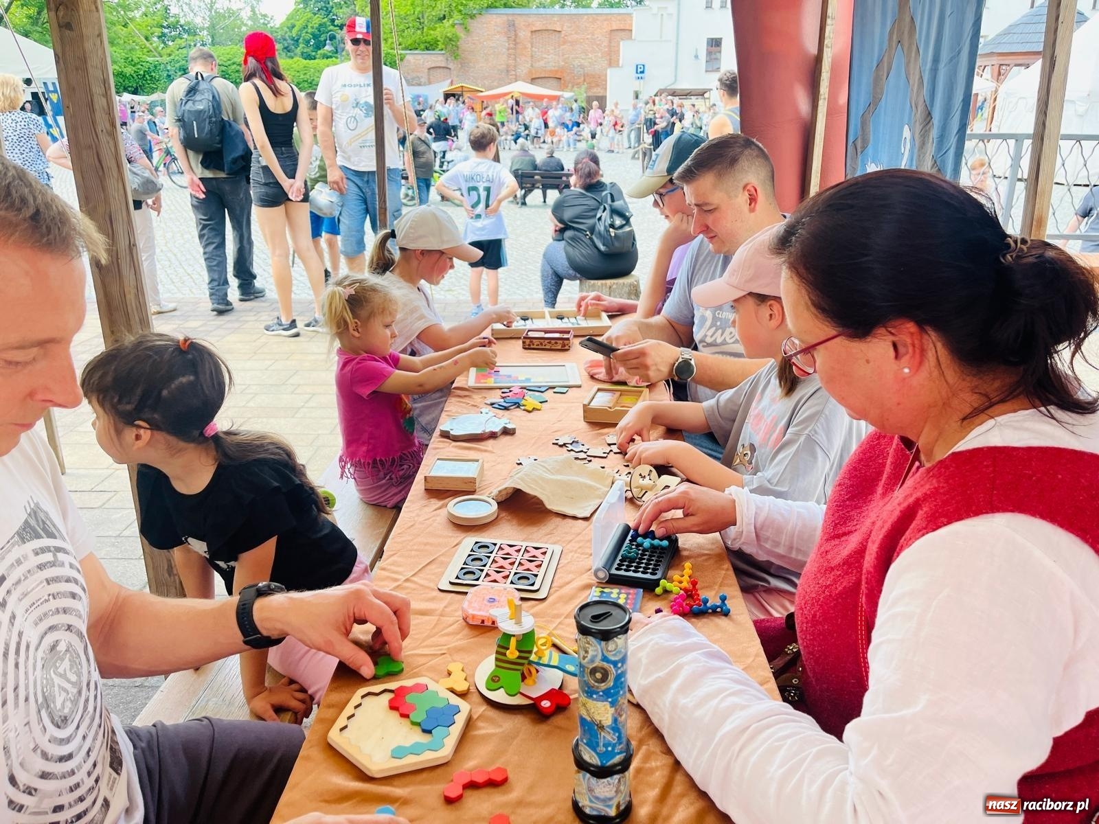 Zdjęcie w galerii na portalu naszraciborz.pl: Rycerska sobota na Zamku Piastowskim przyciągnęła tłumy  – przed nami jeszcze niedziela pełna atrakcji wiadomości z regionu