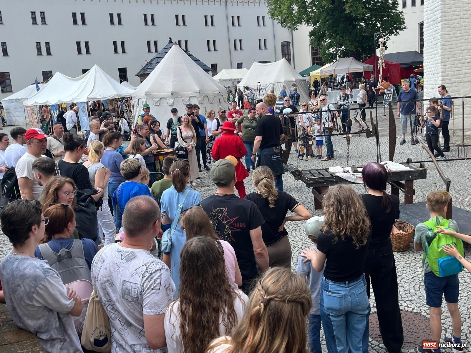 Zdjęcie w galerii na portalu naszraciborz.pl: Rycerska sobota na Zamku Piastowskim przyciągnęła tłumy  – przed nami jeszcze niedziela pełna atrakcji wiadomości z regionu
