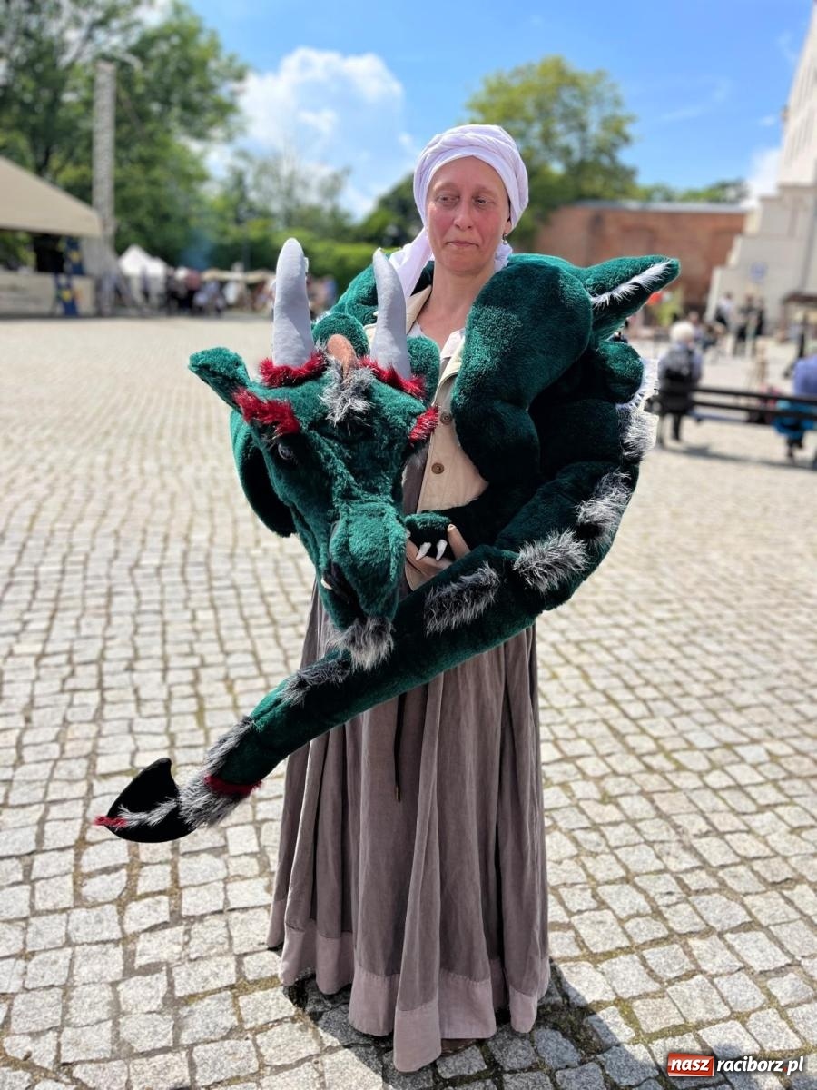 Zdjęcie w galerii na portalu naszraciborz.pl: Rycerska sobota na Zamku Piastowskim przyciągnęła tłumy  – przed nami jeszcze niedziela pełna atrakcji wiadomości z regionu