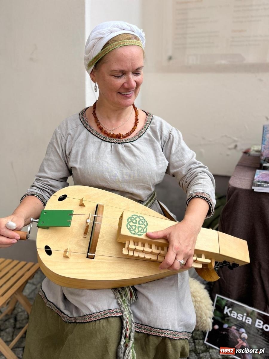 Zdjęcie w galerii na portalu naszraciborz.pl: Rycerska sobota na Zamku Piastowskim przyciągnęła tłumy  – przed nami jeszcze niedziela pełna atrakcji wiadomości z regionu