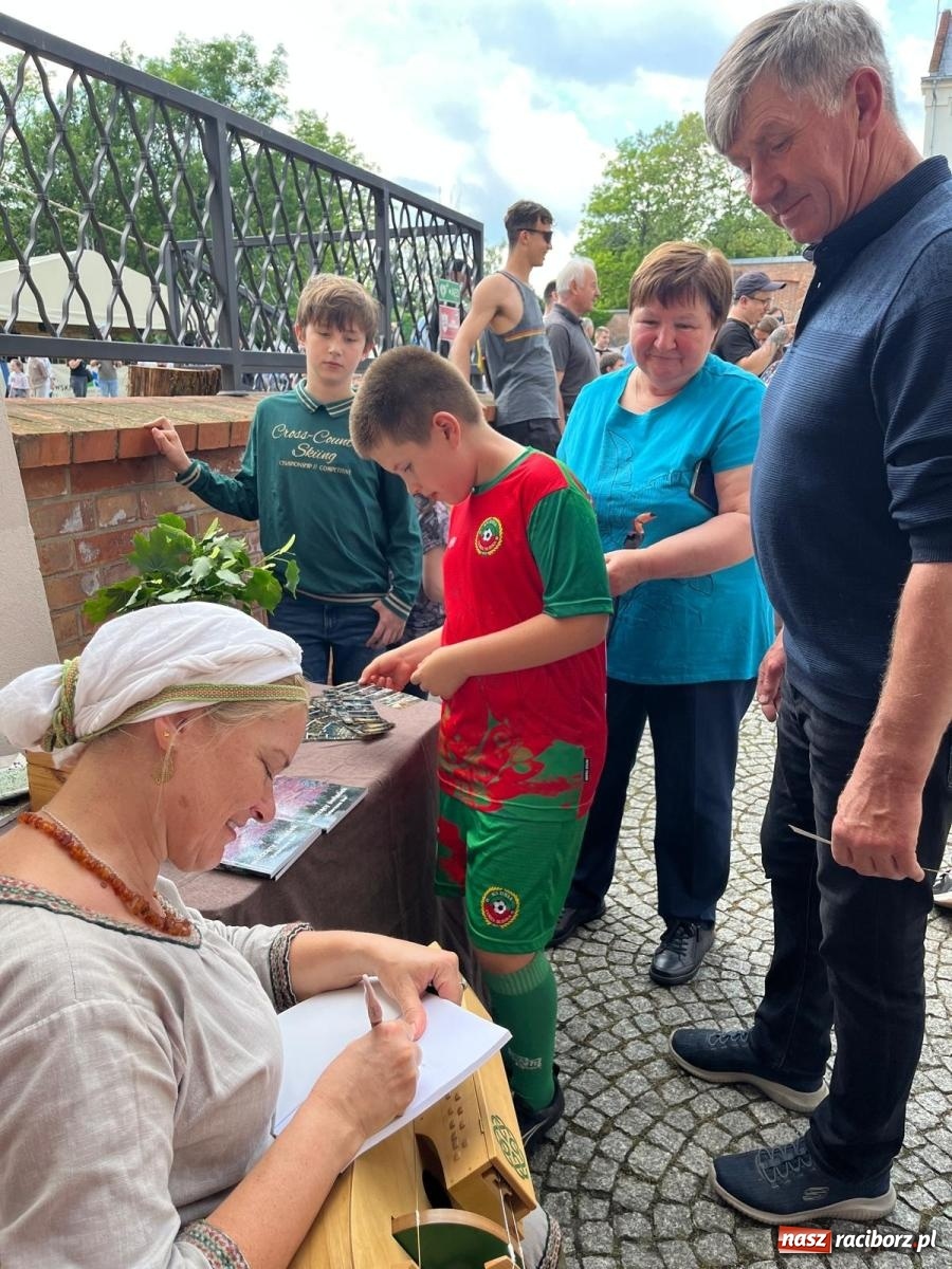 Zdjęcie w galerii na portalu naszraciborz.pl: Rycerska sobota na Zamku Piastowskim przyciągnęła tłumy  – przed nami jeszcze niedziela pełna atrakcji wiadomości z regionu