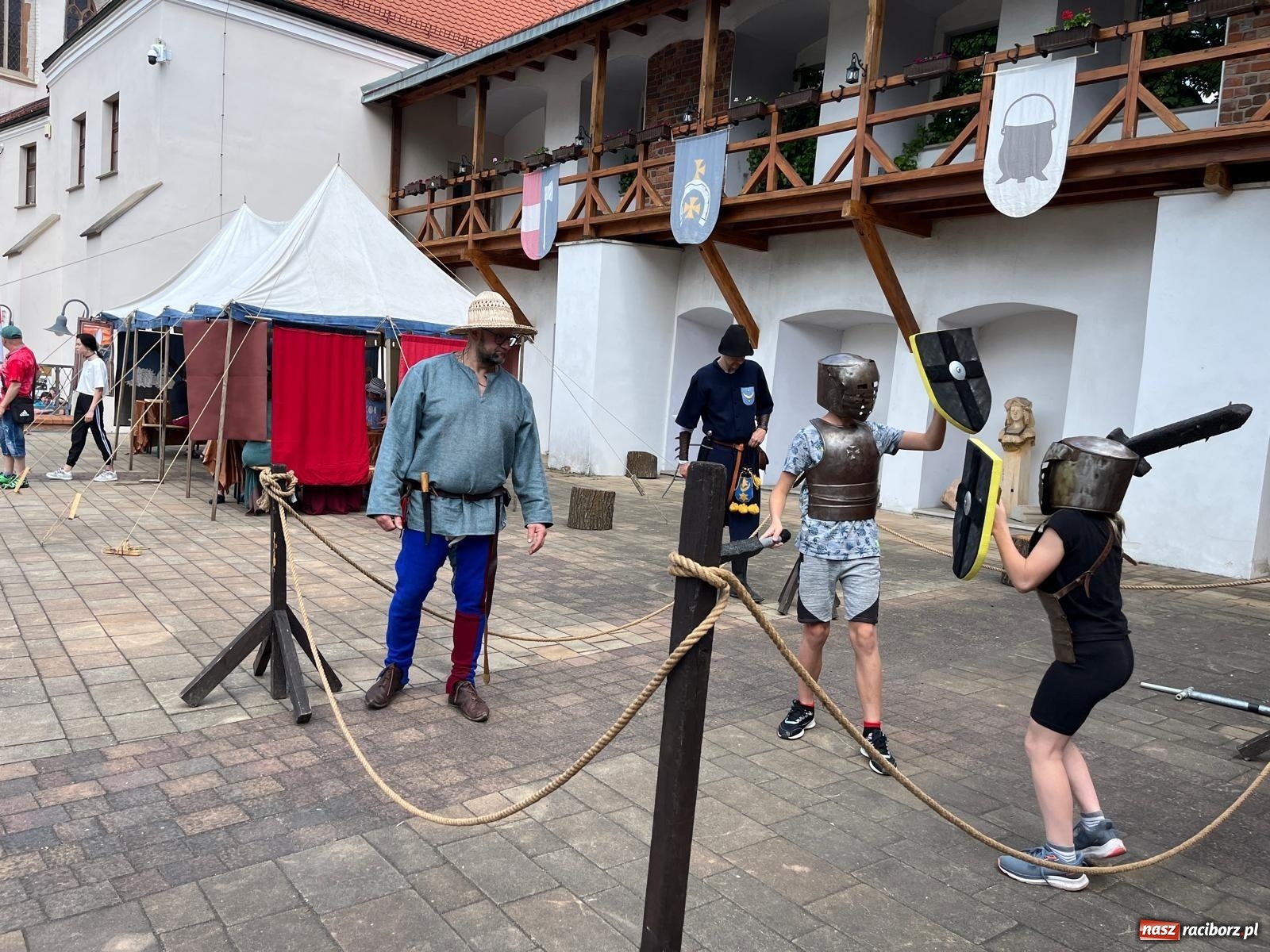 Zdjęcie w galerii na portalu naszraciborz.pl: Rycerska sobota na Zamku Piastowskim przyciągnęła tłumy  – przed nami jeszcze niedziela pełna atrakcji wiadomości z regionu