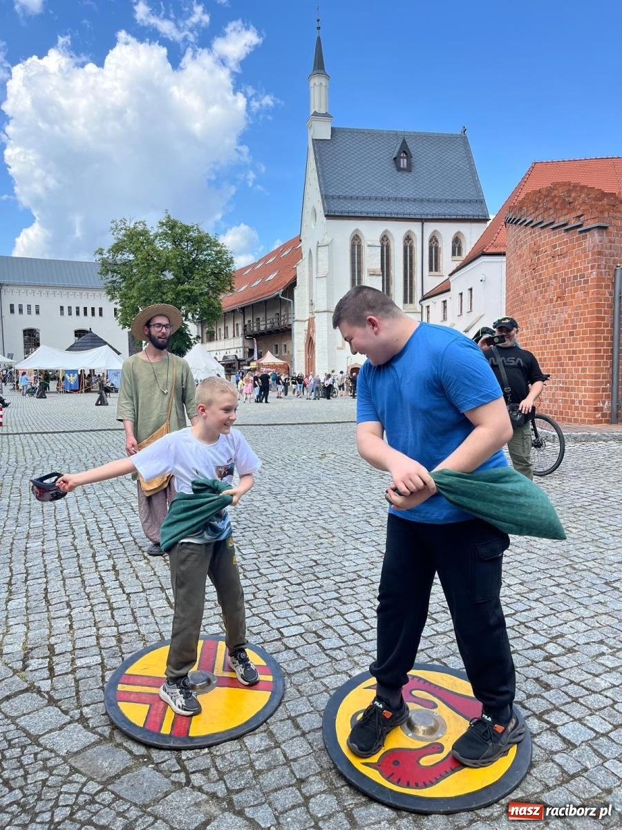 Zdjęcie w galerii na portalu naszraciborz.pl: Rycerska sobota na Zamku Piastowskim przyciągnęła tłumy  – przed nami jeszcze niedziela pełna atrakcji wiadomości z regionu