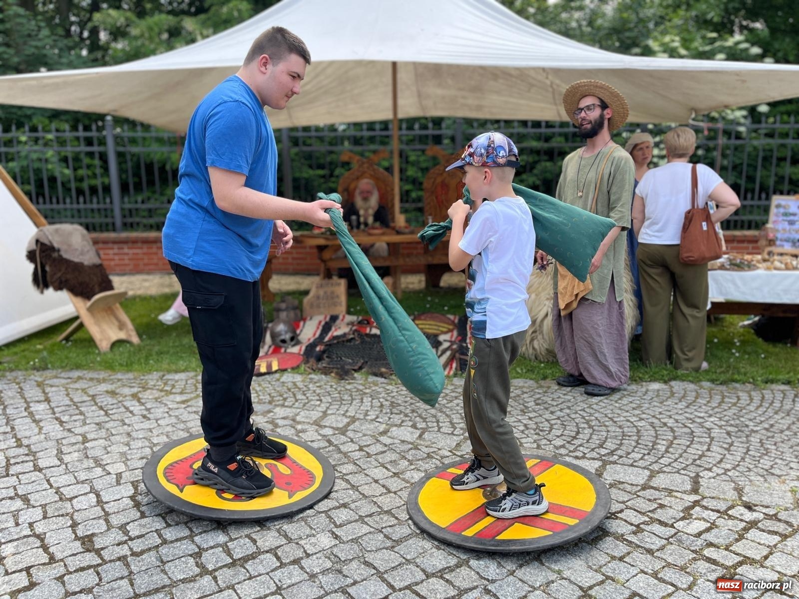 Zdjęcie w galerii na portalu naszraciborz.pl: Rycerska sobota na Zamku Piastowskim przyciągnęła tłumy  – przed nami jeszcze niedziela pełna atrakcji wiadomości z regionu