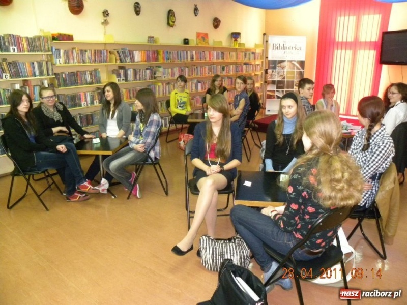 Zdjęcie w galerii na portalu naszraciborz.pl: Świat do góry nogami, czyli... wiadomości z regionu