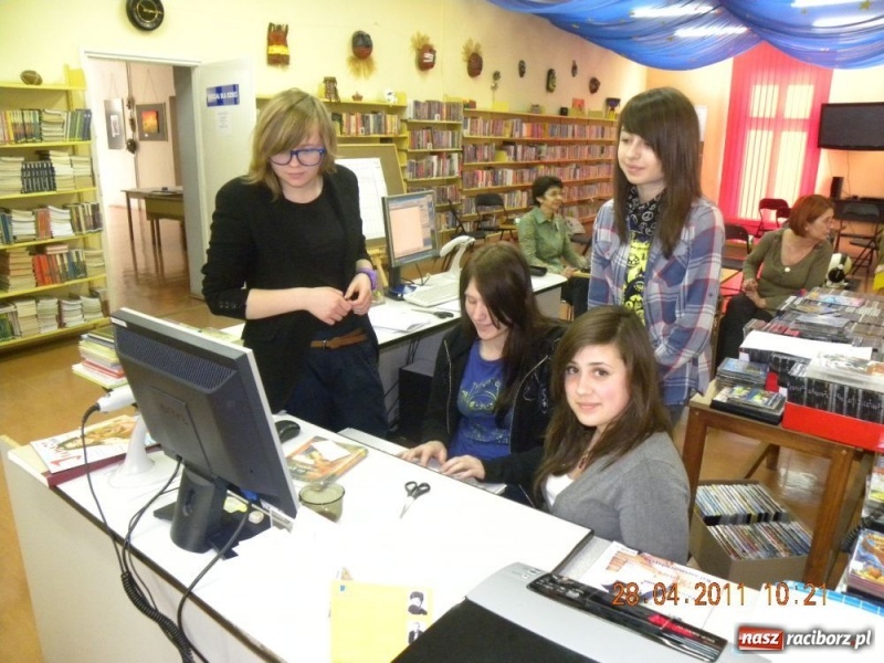 Zdjęcie w galerii na portalu naszraciborz.pl: Świat do góry nogami, czyli... wiadomości z regionu