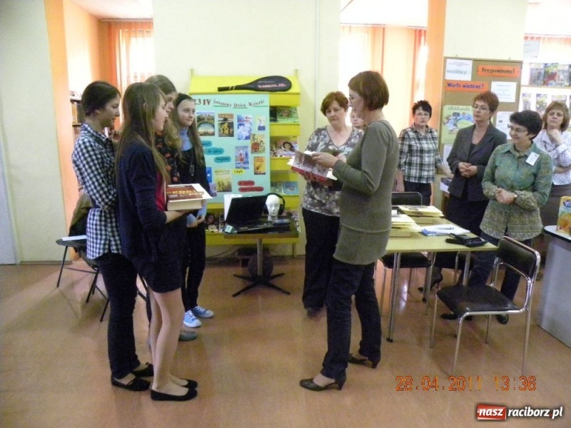 Zdjęcie w galerii na portalu naszraciborz.pl: Świat do góry nogami, czyli... wiadomości z regionu