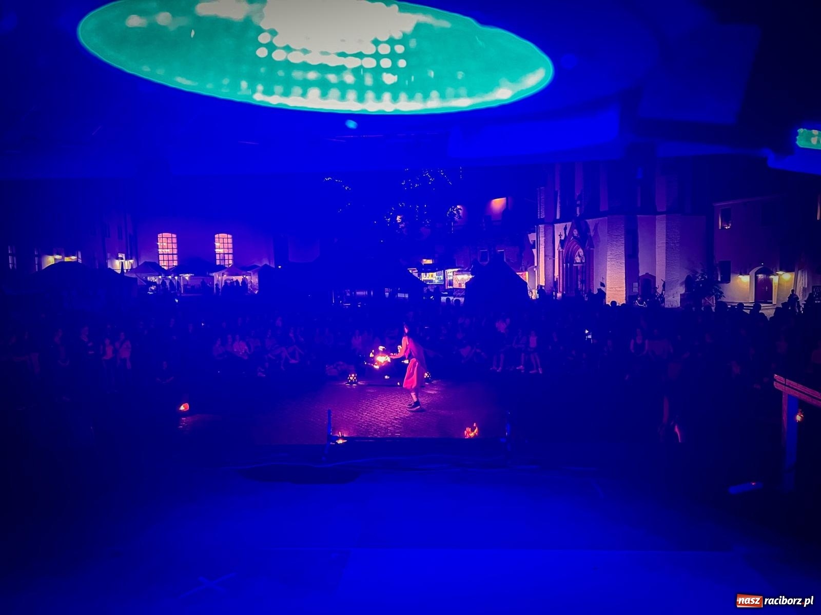 Zdjęcie w galerii na portalu naszraciborz.pl: Fireshow Dante rozgrzało raciborski zamek. Spektakularny pokaz przyciągnął tłumy [WIDEO] wiadomości z regionu