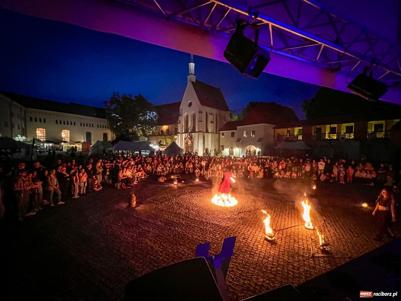 Zdjęcie w galerii na portalu naszraciborz.pl: Fireshow Dante rozgrzało raciborski zamek. Spektakularny pokaz przyciągnął tłumy [WIDEO] wiadomości z regionu