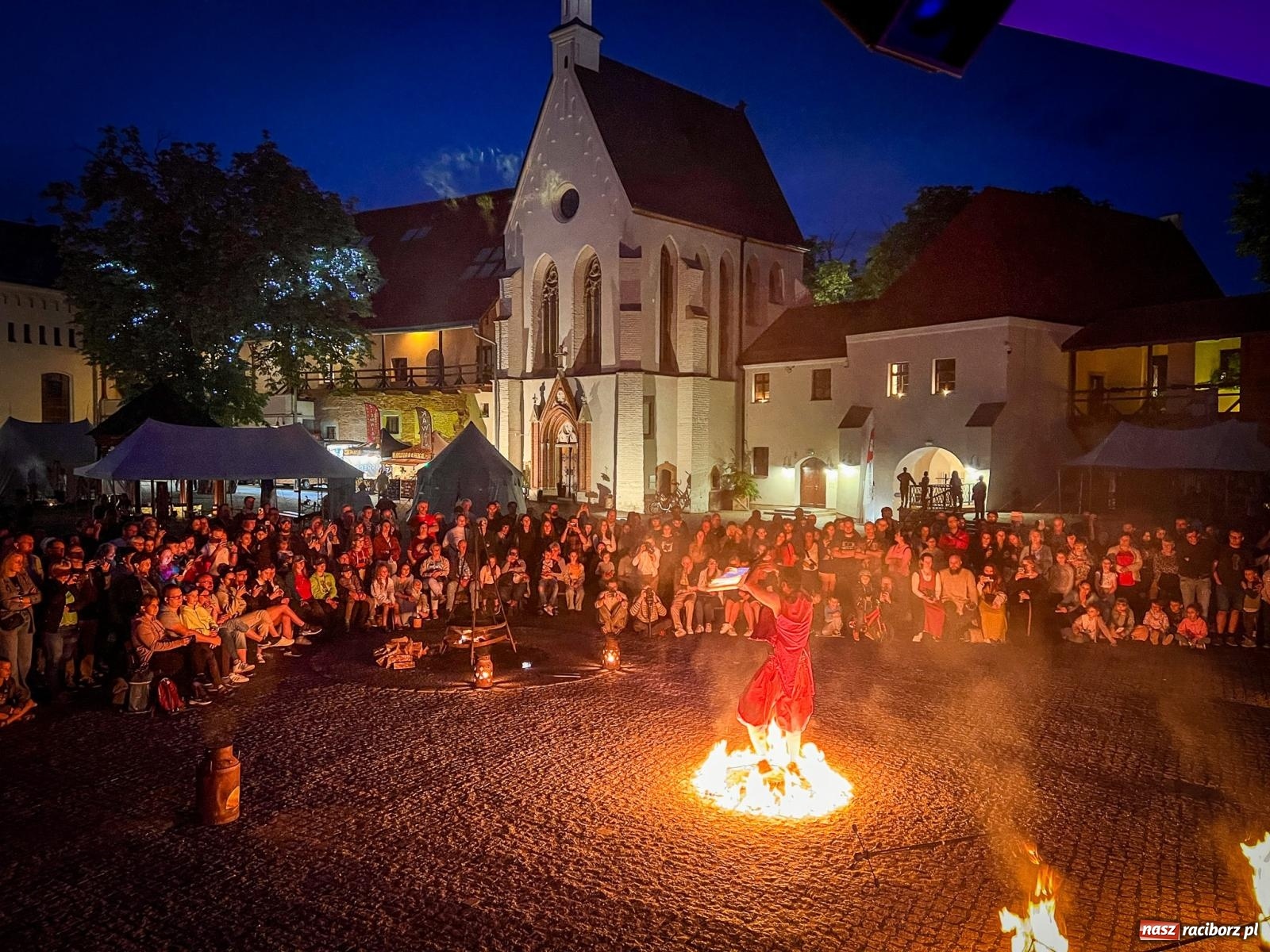 Zdjęcie w galerii na portalu naszraciborz.pl: Fireshow Dante rozgrzało raciborski zamek. Spektakularny pokaz przyciągnął tłumy [WIDEO] wiadomości z regionu