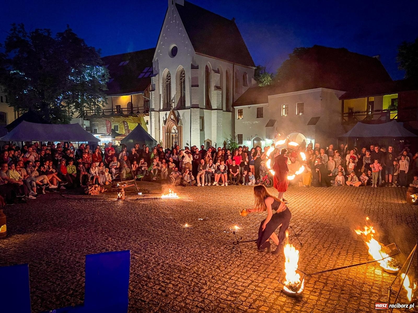 Zdjęcie w galerii na portalu naszraciborz.pl: Fireshow Dante rozgrzało raciborski zamek. Spektakularny pokaz przyciągnął tłumy [WIDEO] wiadomości z regionu
