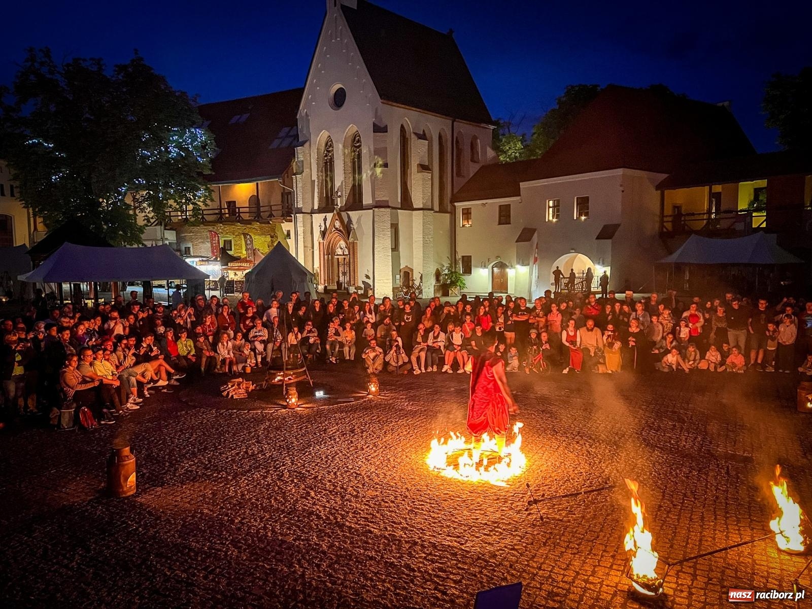 Zdjęcie w galerii na portalu naszraciborz.pl: Fireshow Dante rozgrzało raciborski zamek. Spektakularny pokaz przyciągnął tłumy [WIDEO] wiadomości z regionu