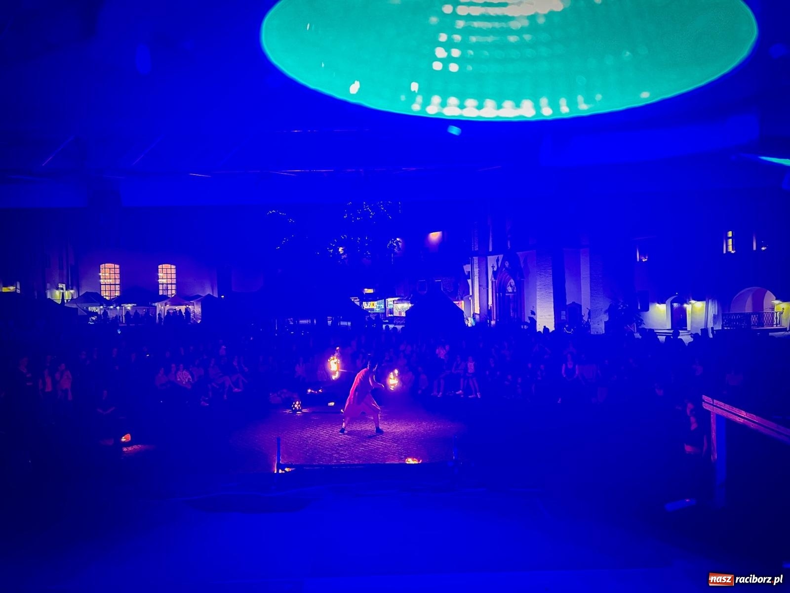 Zdjęcie w galerii na portalu naszraciborz.pl: Fireshow Dante rozgrzało raciborski zamek. Spektakularny pokaz przyciągnął tłumy [WIDEO] wiadomości z regionu