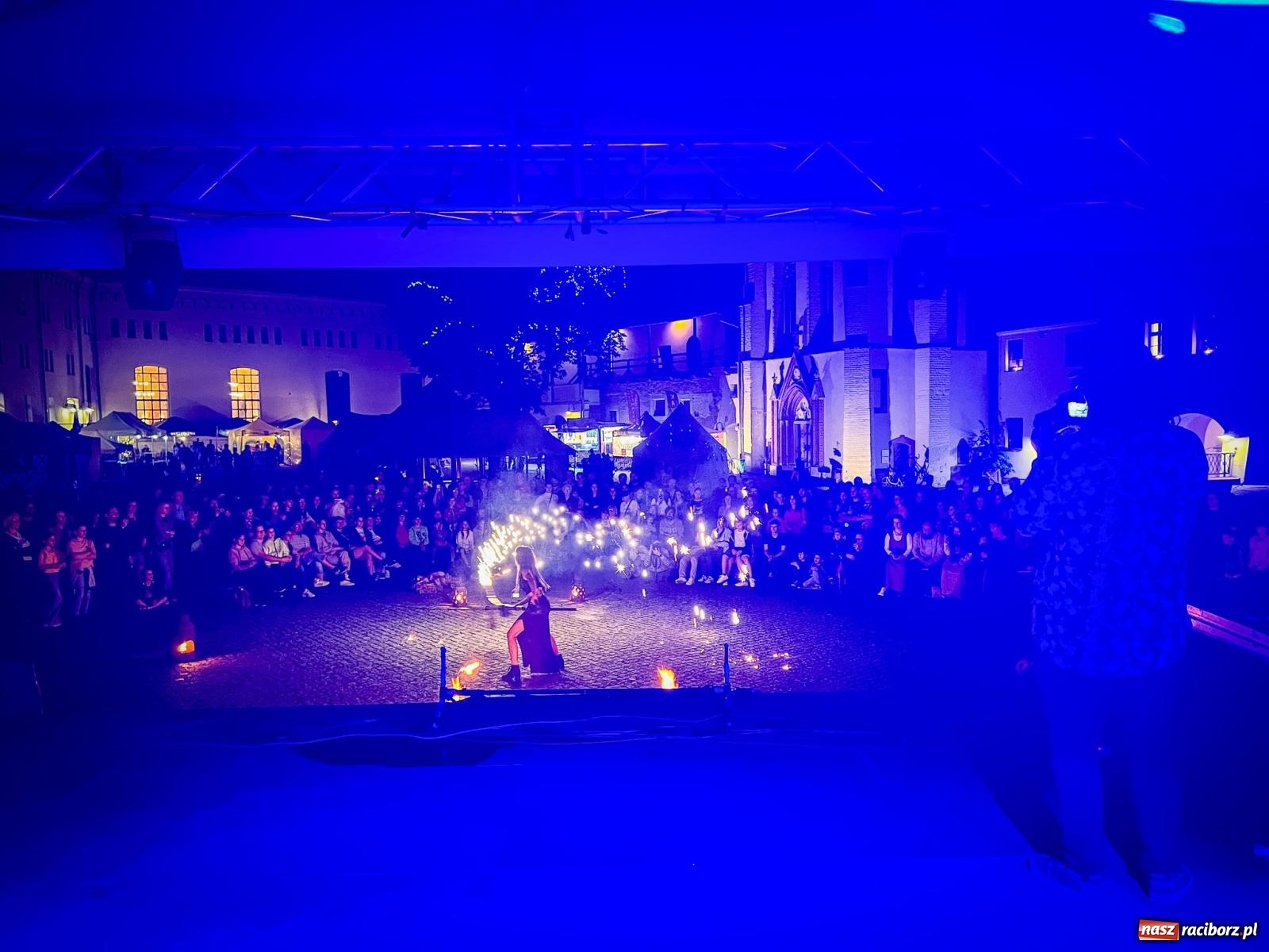 Zdjęcie w galerii na portalu naszraciborz.pl: Fireshow Dante rozgrzało raciborski zamek. Spektakularny pokaz przyciągnął tłumy [WIDEO] wiadomości z regionu
