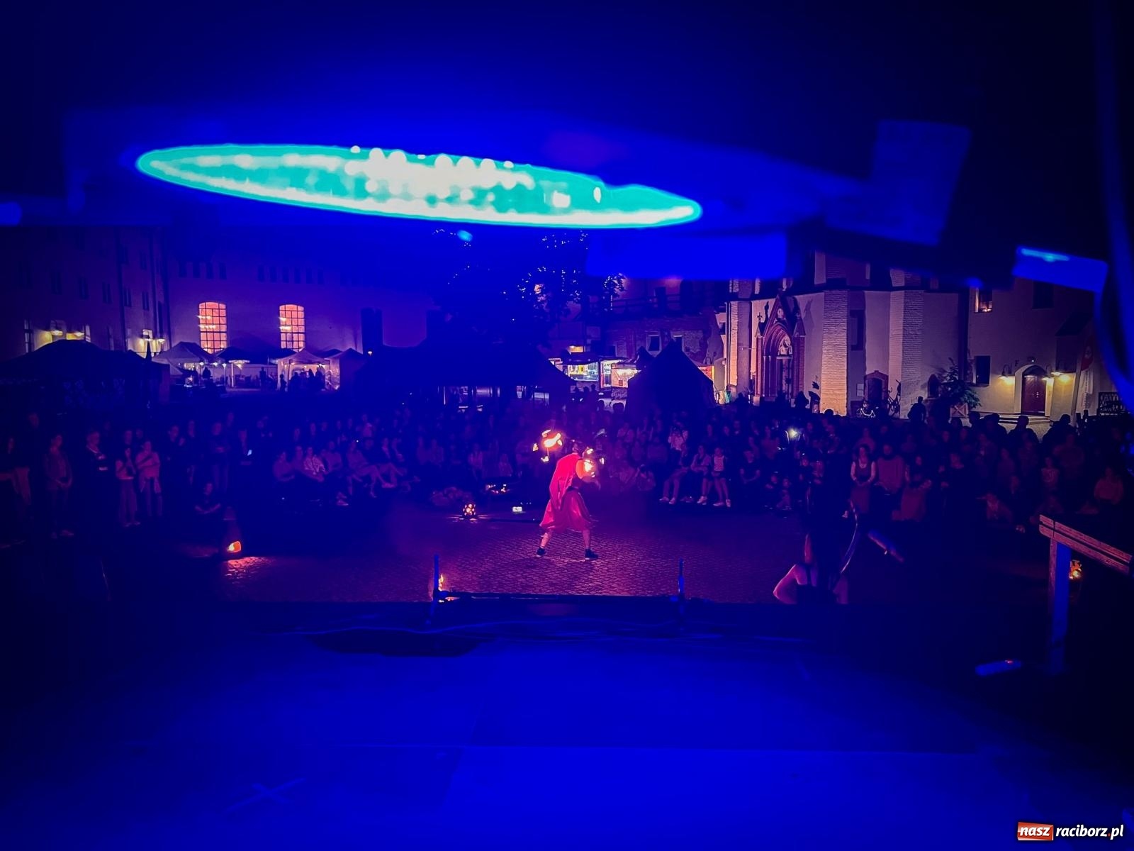 Zdjęcie w galerii na portalu naszraciborz.pl: Fireshow Dante rozgrzało raciborski zamek. Spektakularny pokaz przyciągnął tłumy [WIDEO] wiadomości z regionu