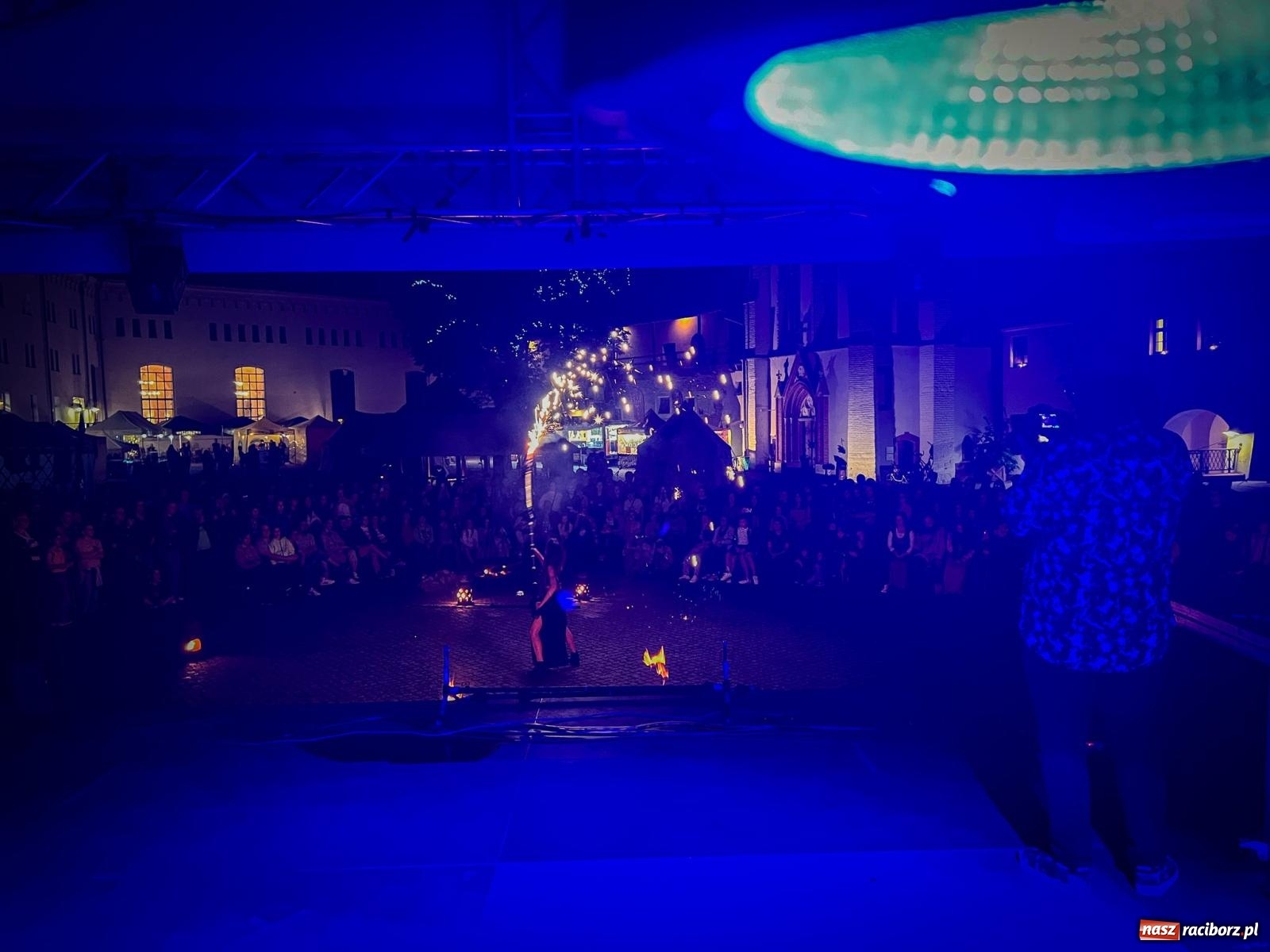 Zdjęcie w galerii na portalu naszraciborz.pl: Fireshow Dante rozgrzało raciborski zamek. Spektakularny pokaz przyciągnął tłumy [WIDEO] wiadomości z regionu