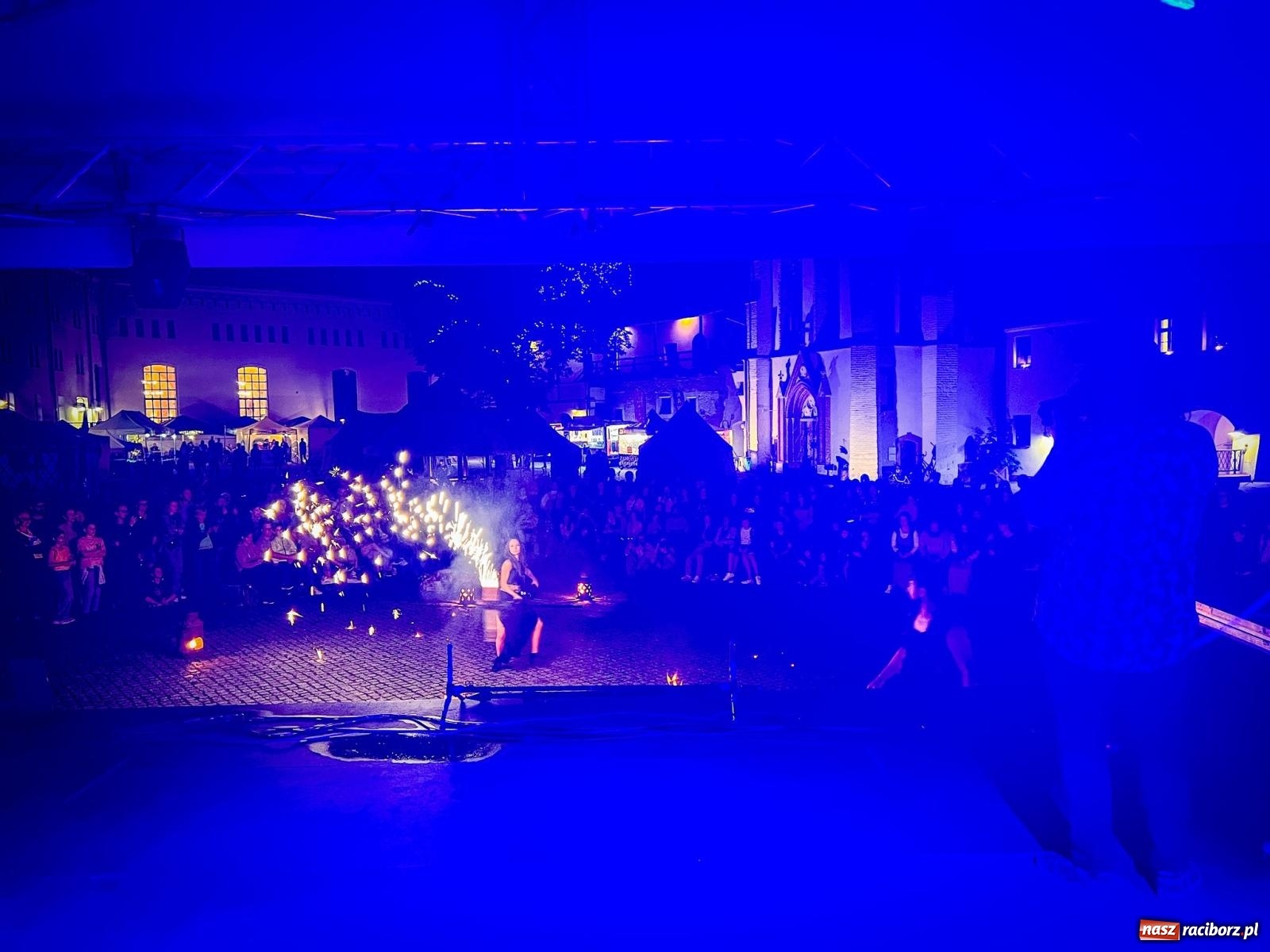Zdjęcie w galerii na portalu naszraciborz.pl: Fireshow Dante rozgrzało raciborski zamek. Spektakularny pokaz przyciągnął tłumy [WIDEO] wiadomości z regionu
