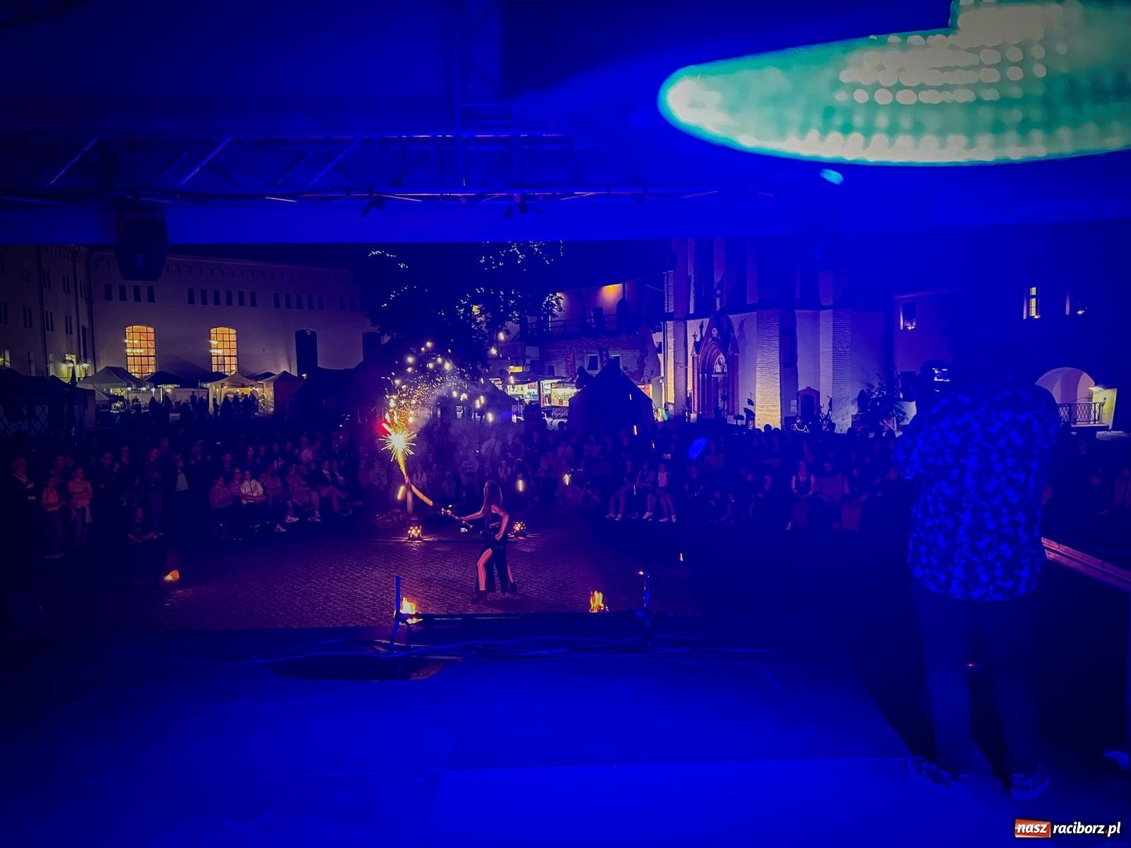 Zdjęcie w galerii na portalu naszraciborz.pl: Fireshow Dante rozgrzało raciborski zamek. Spektakularny pokaz przyciągnął tłumy [WIDEO] wiadomości z regionu