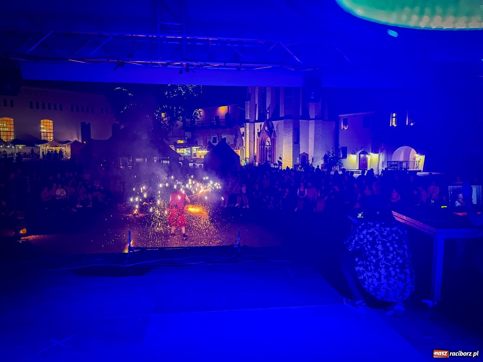 Zdjęcie w galerii na portalu naszraciborz.pl: Fireshow Dante rozgrzało raciborski zamek. Spektakularny pokaz przyciągnął tłumy [WIDEO] wiadomości z regionu