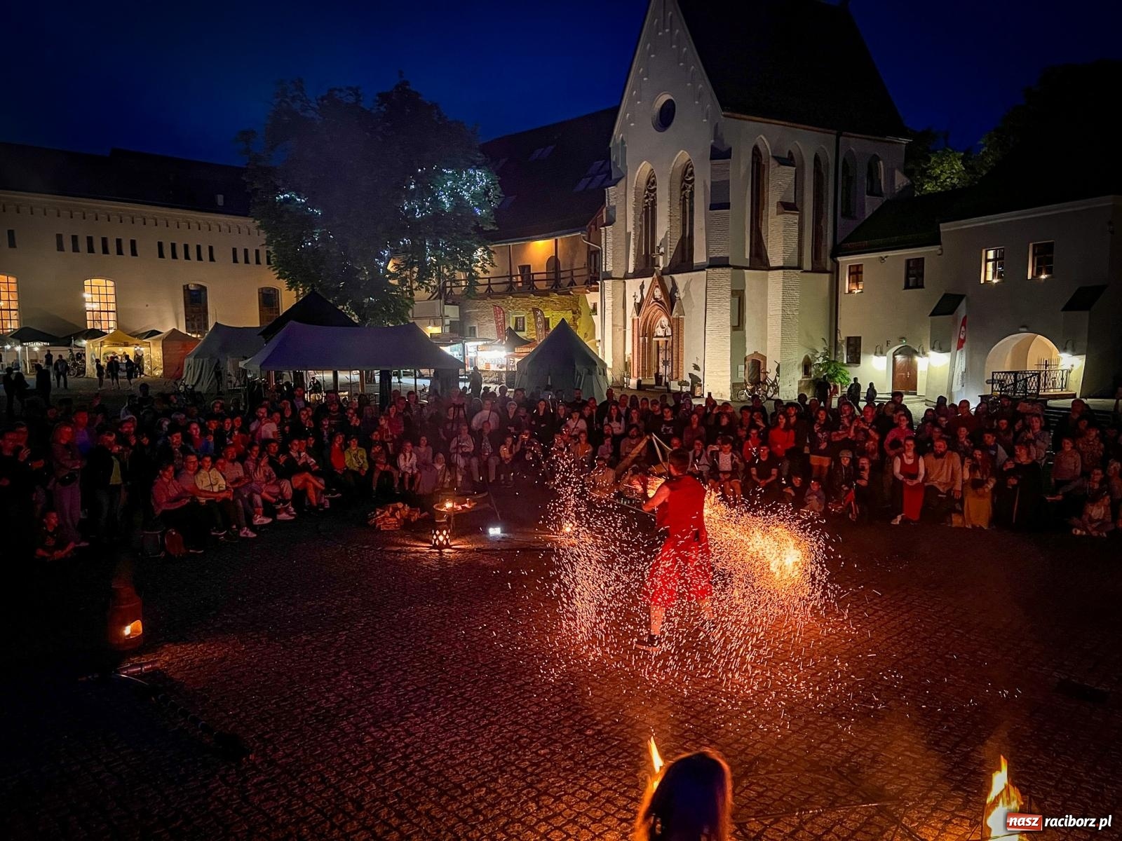 Zdjęcie w galerii na portalu naszraciborz.pl: Fireshow Dante rozgrzało raciborski zamek. Spektakularny pokaz przyciągnął tłumy [WIDEO] wiadomości z regionu