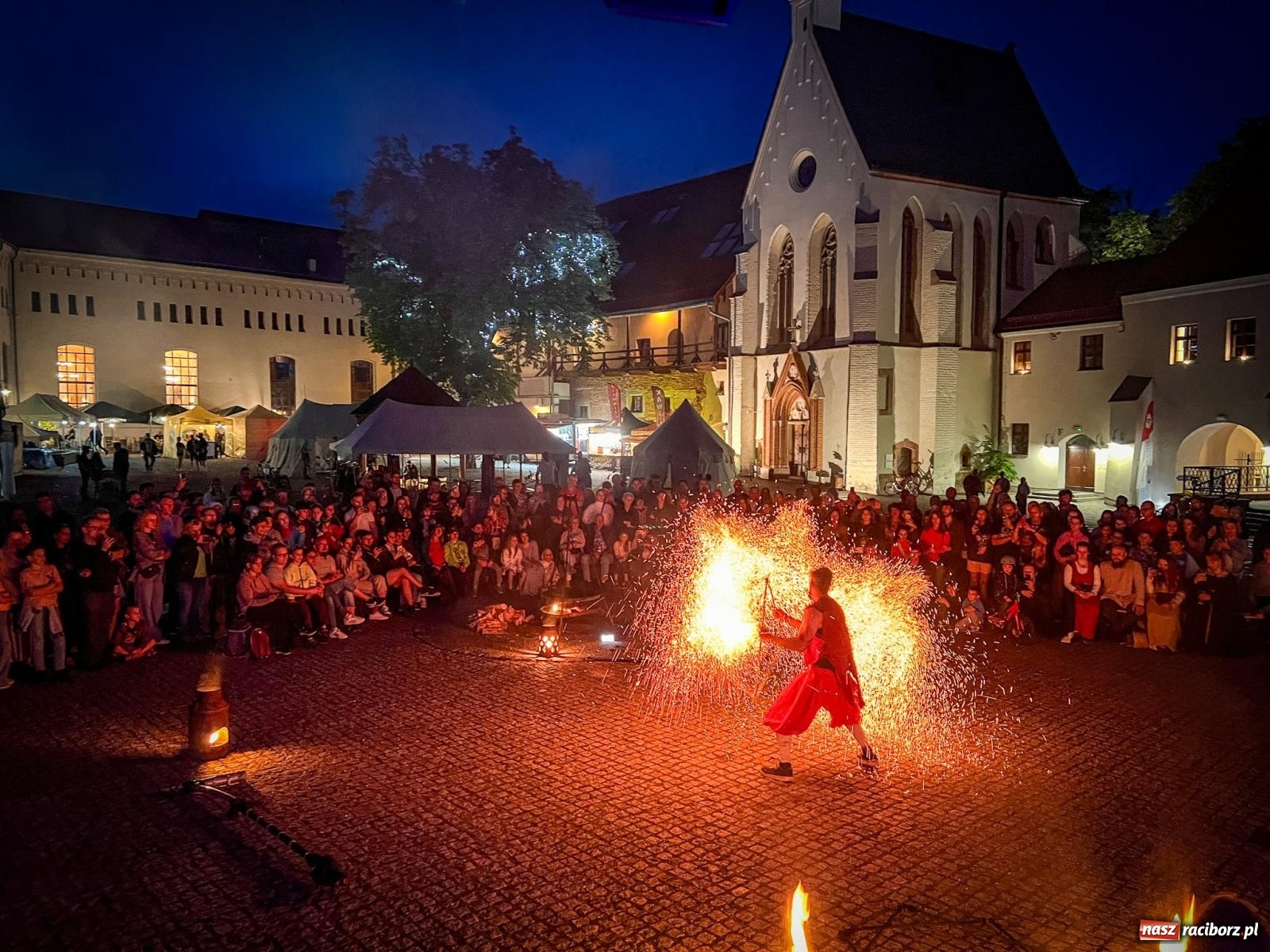 Zdjęcie w galerii na portalu naszraciborz.pl: Fireshow Dante rozgrzało raciborski zamek. Spektakularny pokaz przyciągnął tłumy [WIDEO] wiadomości z regionu