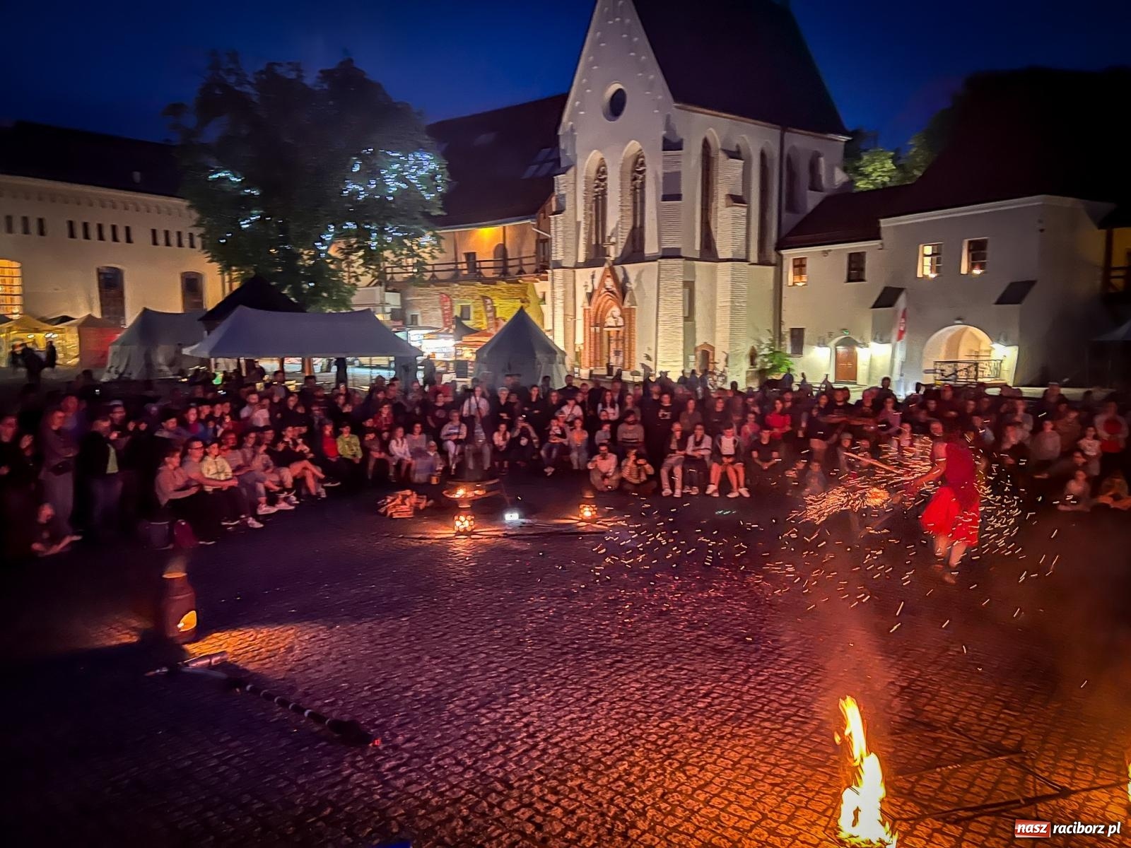 Zdjęcie w galerii na portalu naszraciborz.pl: Fireshow Dante rozgrzało raciborski zamek. Spektakularny pokaz przyciągnął tłumy [WIDEO] wiadomości z regionu