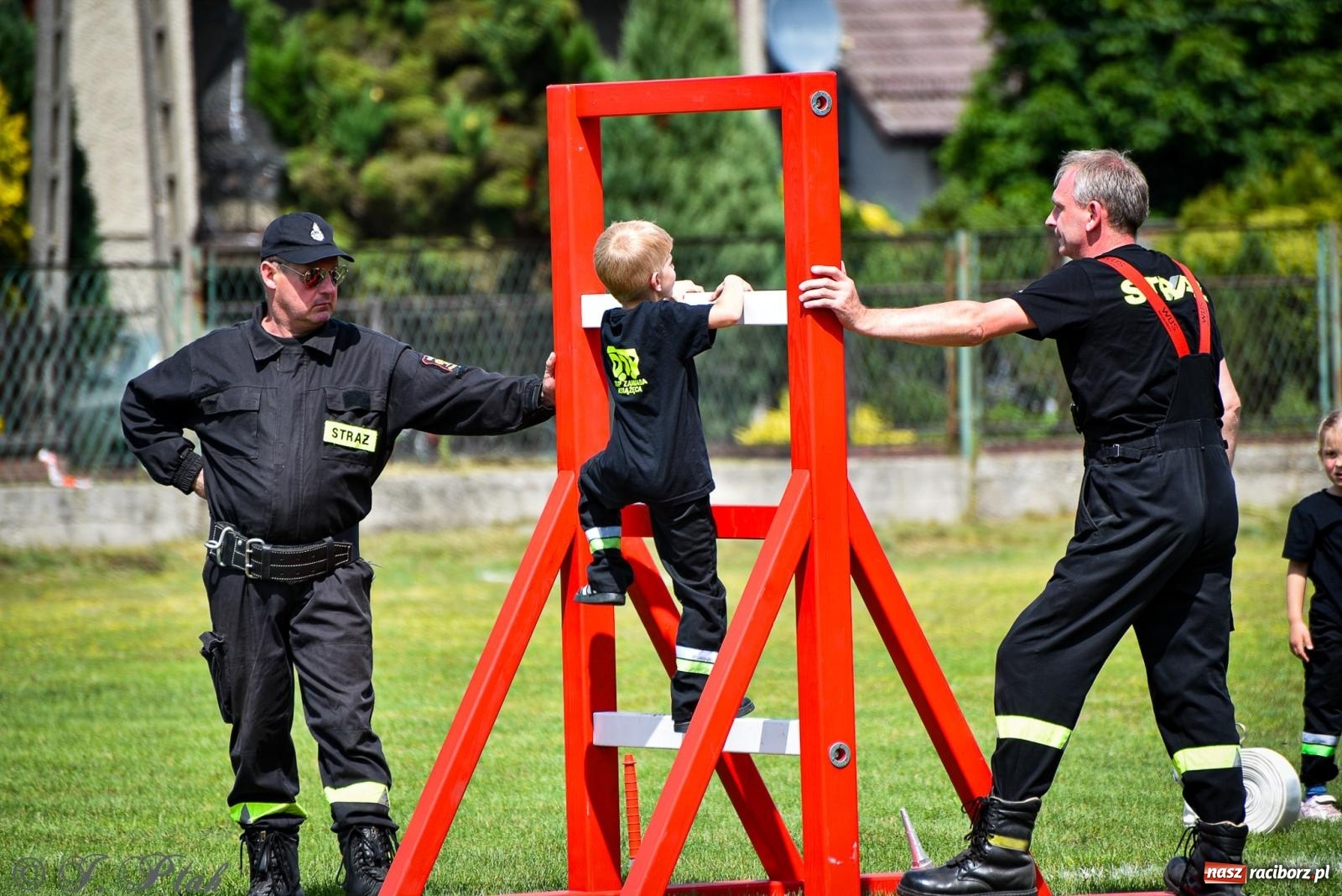 Zdjęcie w galerii na portalu naszraciborz.pl: Zawody sportowo-pożarnicze w Górkach Śląskich. Strażacka rywalizacja mimo kapryśnej pogody wiadomości z regionu