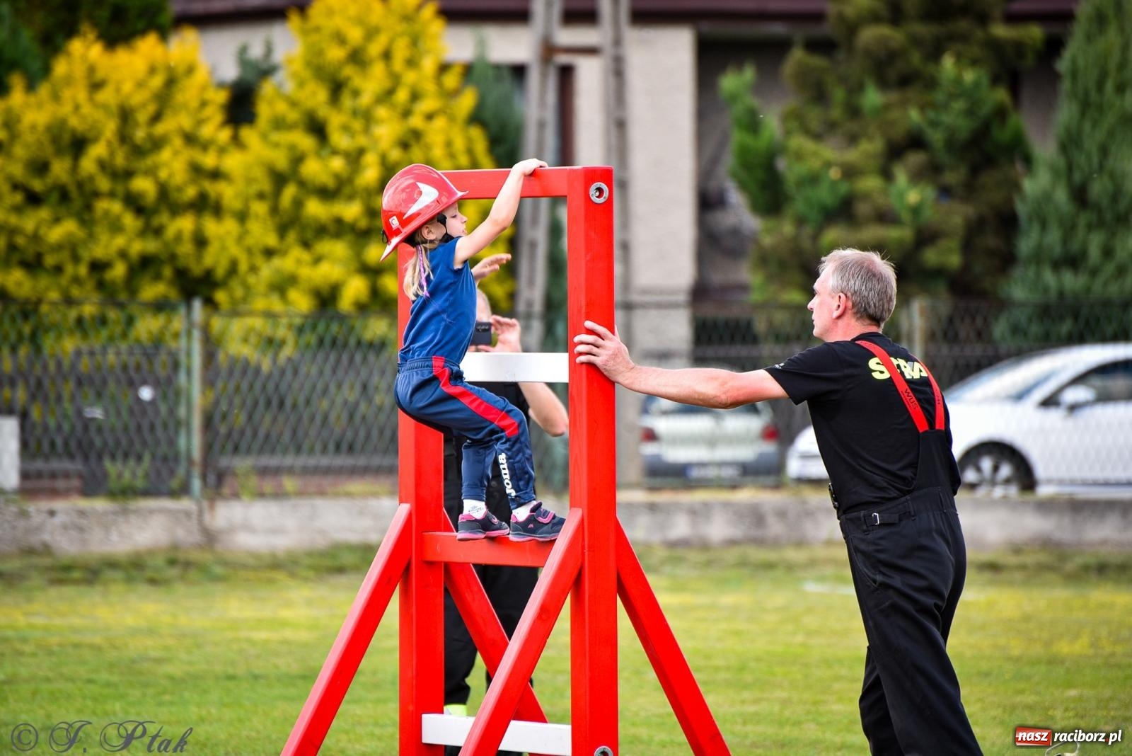 Zdjęcie w galerii na portalu naszraciborz.pl: Zawody sportowo-pożarnicze w Górkach Śląskich. Strażacka rywalizacja mimo kapryśnej pogody wiadomości z regionu