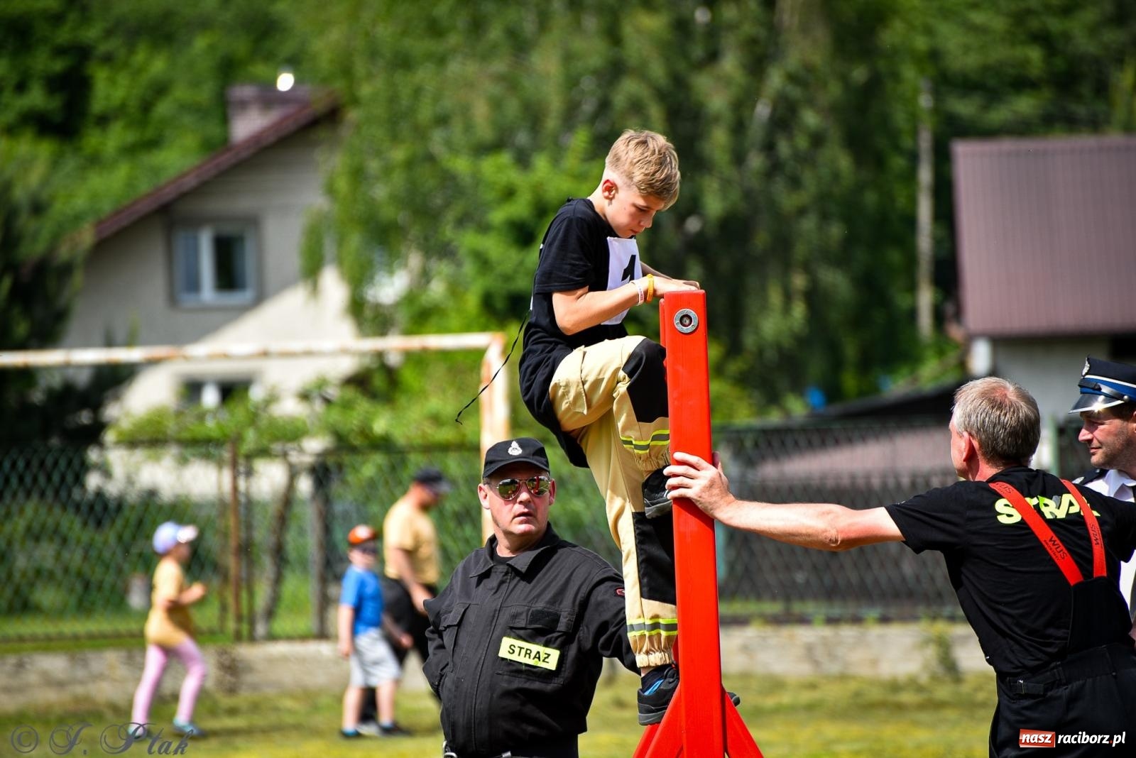 Zdjęcie w galerii na portalu naszraciborz.pl: Zawody sportowo-pożarnicze w Górkach Śląskich. Strażacka rywalizacja mimo kapryśnej pogody wiadomości z regionu