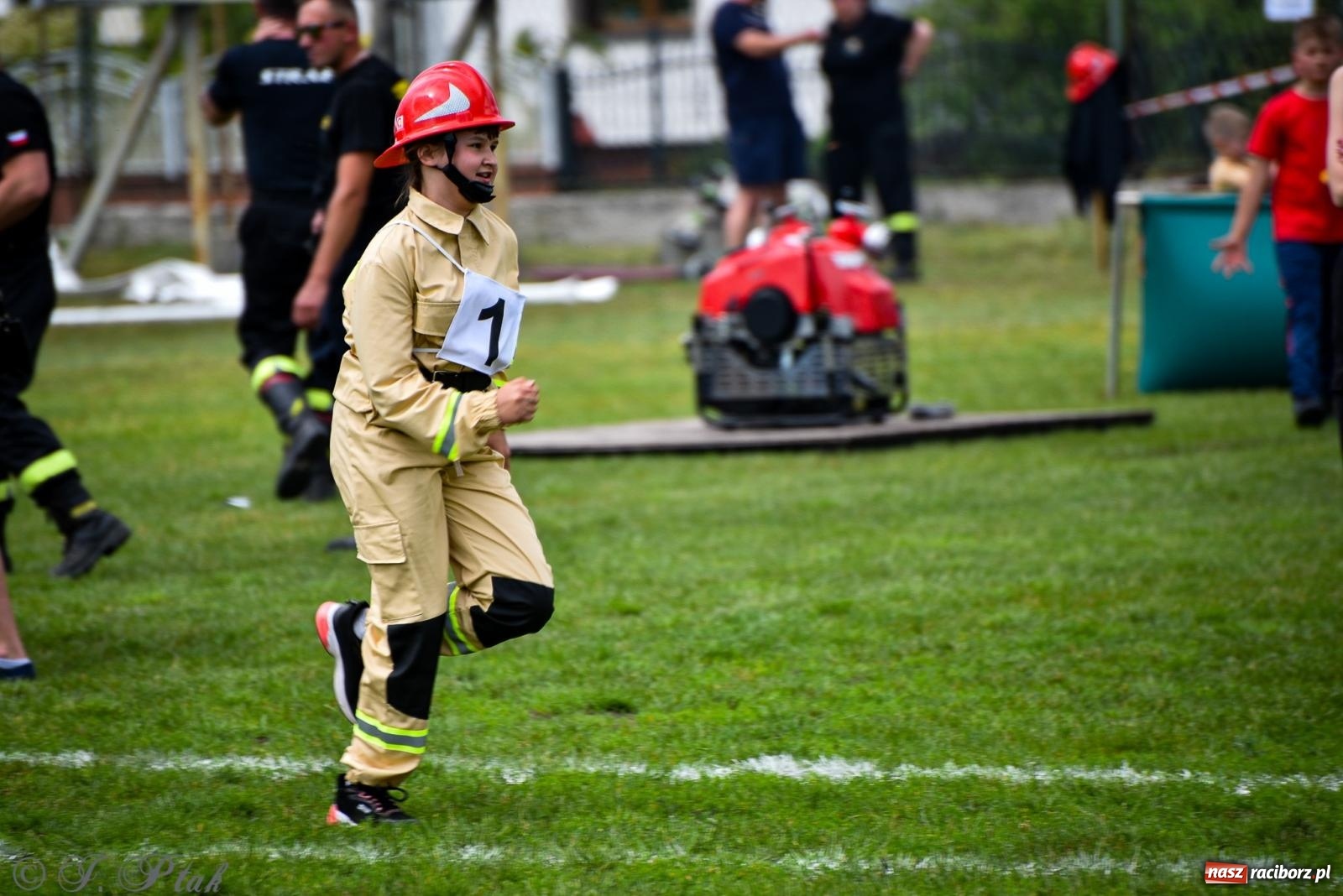 Zdjęcie w galerii na portalu naszraciborz.pl: Zawody sportowo-pożarnicze w Górkach Śląskich. Strażacka rywalizacja mimo kapryśnej pogody wiadomości z regionu