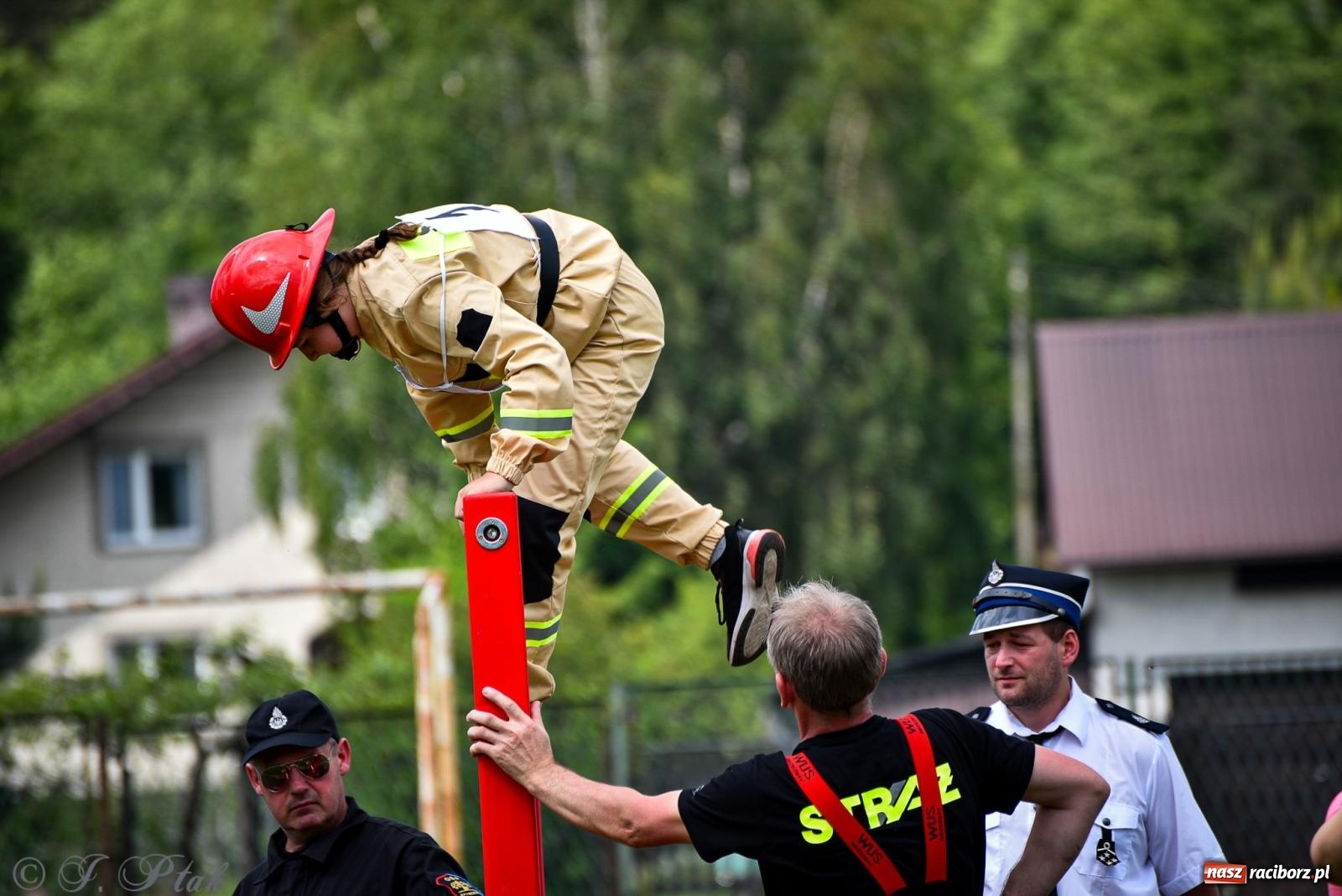Zdjęcie w galerii na portalu naszraciborz.pl: Zawody sportowo-pożarnicze w Górkach Śląskich. Strażacka rywalizacja mimo kapryśnej pogody wiadomości z regionu