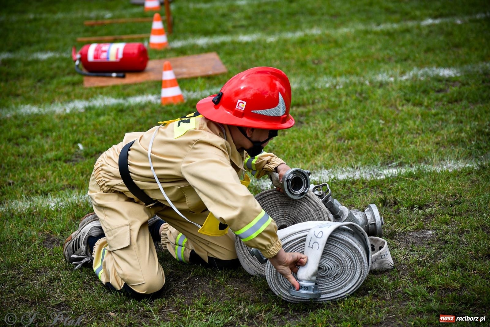 Zdjęcie w galerii na portalu naszraciborz.pl: Zawody sportowo-pożarnicze w Górkach Śląskich. Strażacka rywalizacja mimo kapryśnej pogody wiadomości z regionu