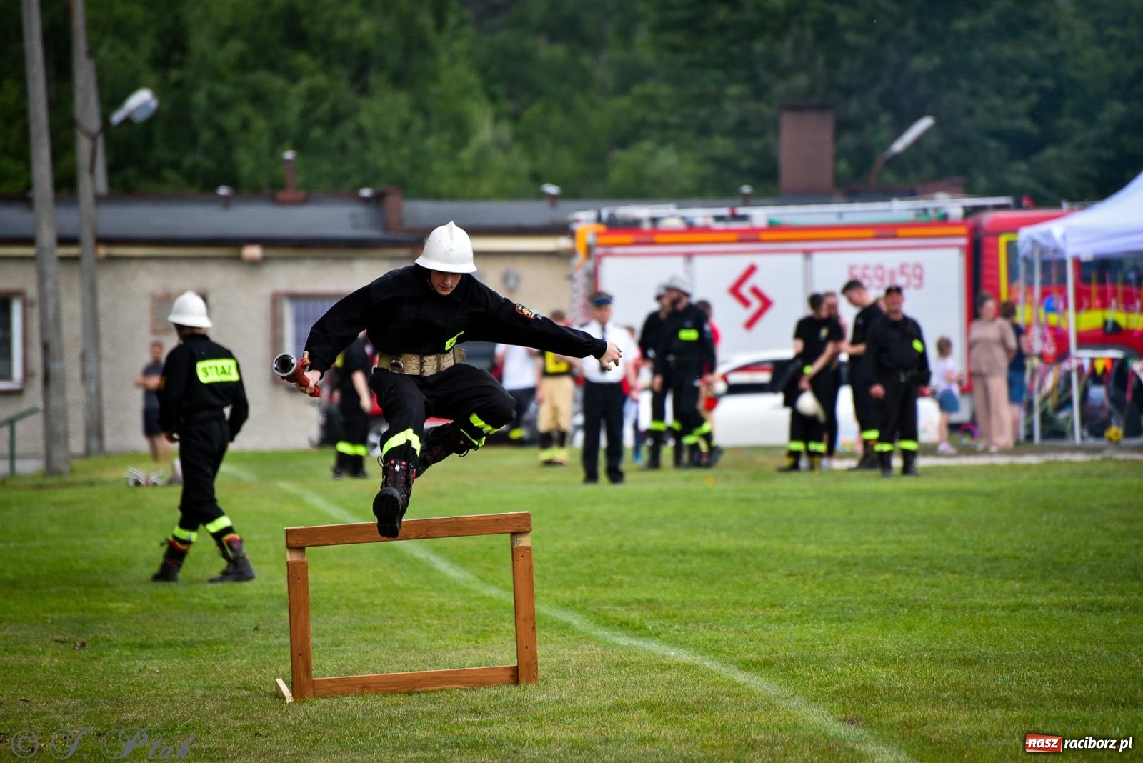 Zdjęcie w galerii na portalu naszraciborz.pl: Zawody sportowo-pożarnicze w Górkach Śląskich. Strażacka rywalizacja mimo kapryśnej pogody wiadomości z regionu