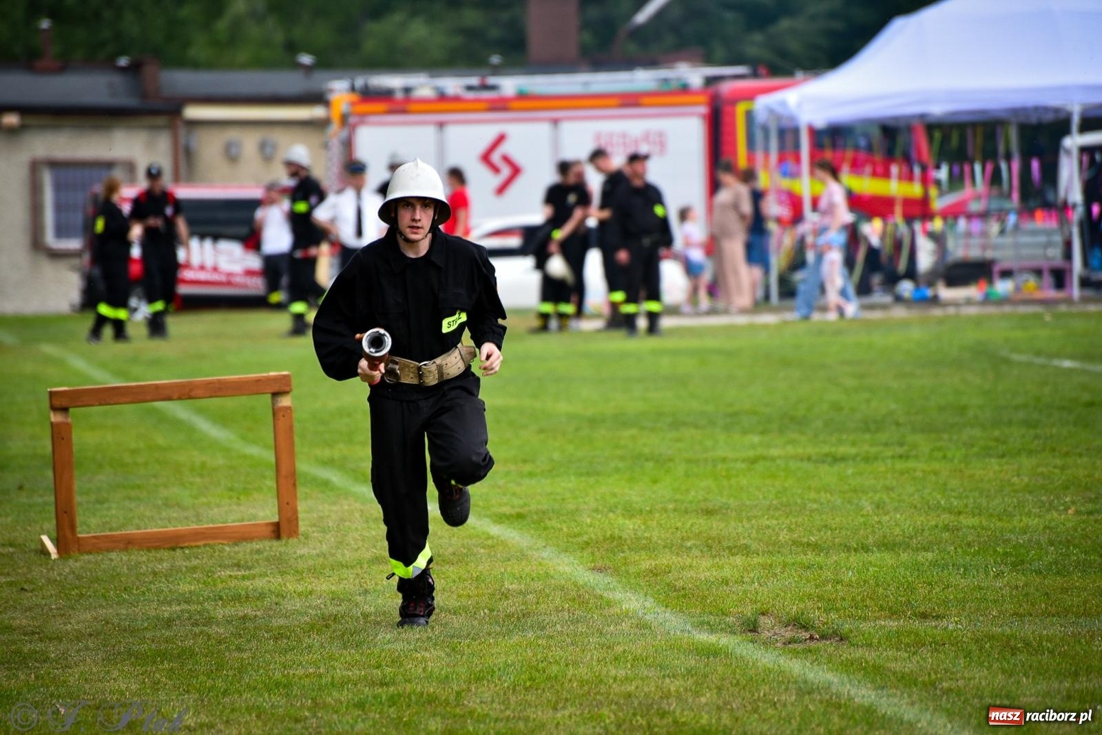 Zdjęcie w galerii na portalu naszraciborz.pl: Zawody sportowo-pożarnicze w Górkach Śląskich. Strażacka rywalizacja mimo kapryśnej pogody wiadomości z regionu