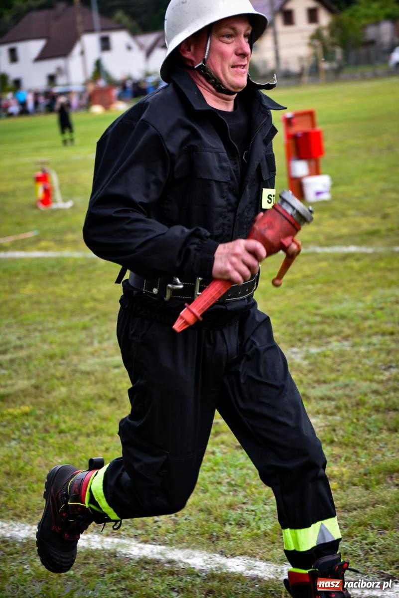 Zdjęcie w galerii na portalu naszraciborz.pl: Zawody sportowo-pożarnicze w Górkach Śląskich. Strażacka rywalizacja mimo kapryśnej pogody wiadomości z regionu