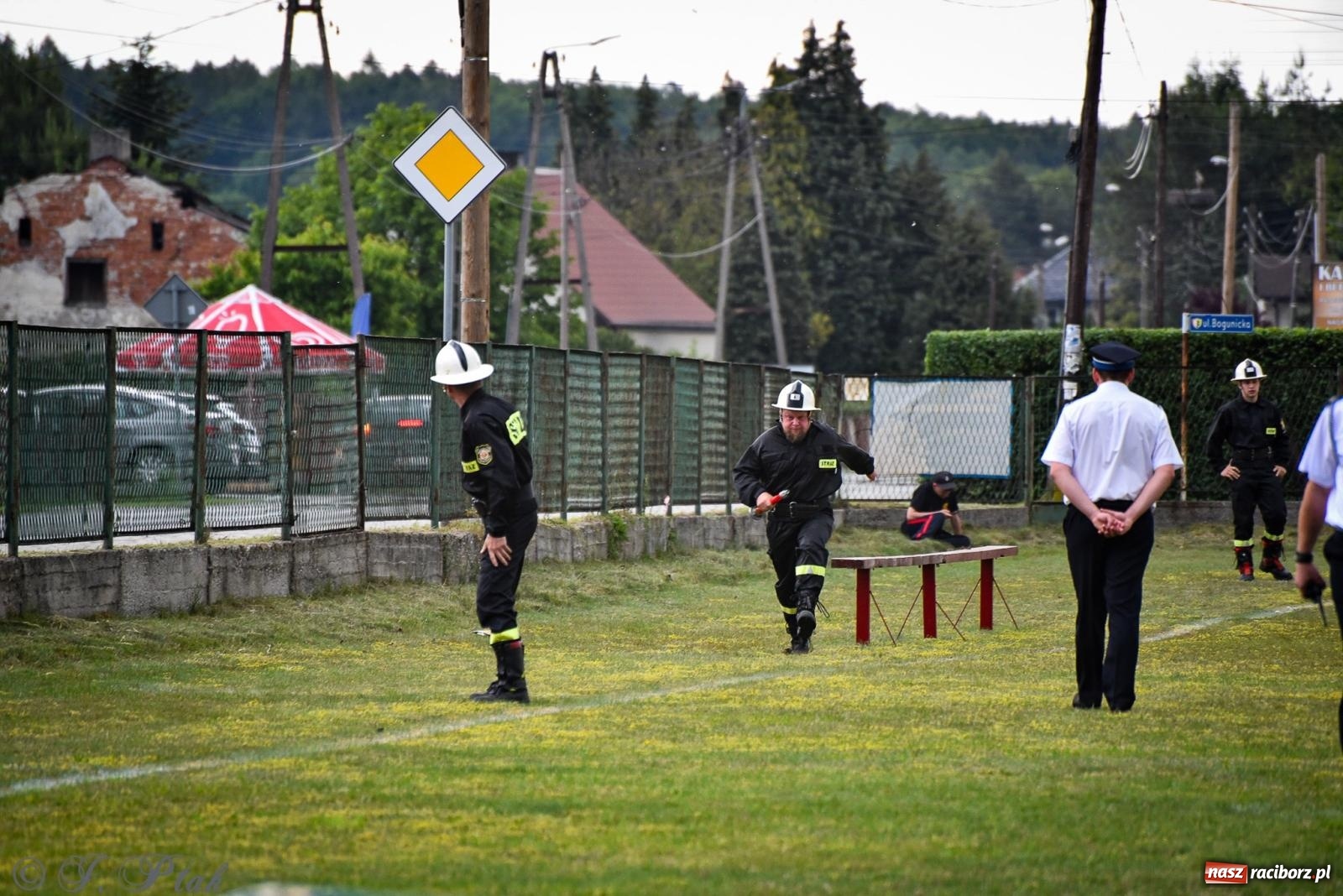 Zdjęcie w galerii na portalu naszraciborz.pl: Zawody sportowo-pożarnicze w Górkach Śląskich. Strażacka rywalizacja mimo kapryśnej pogody wiadomości z regionu