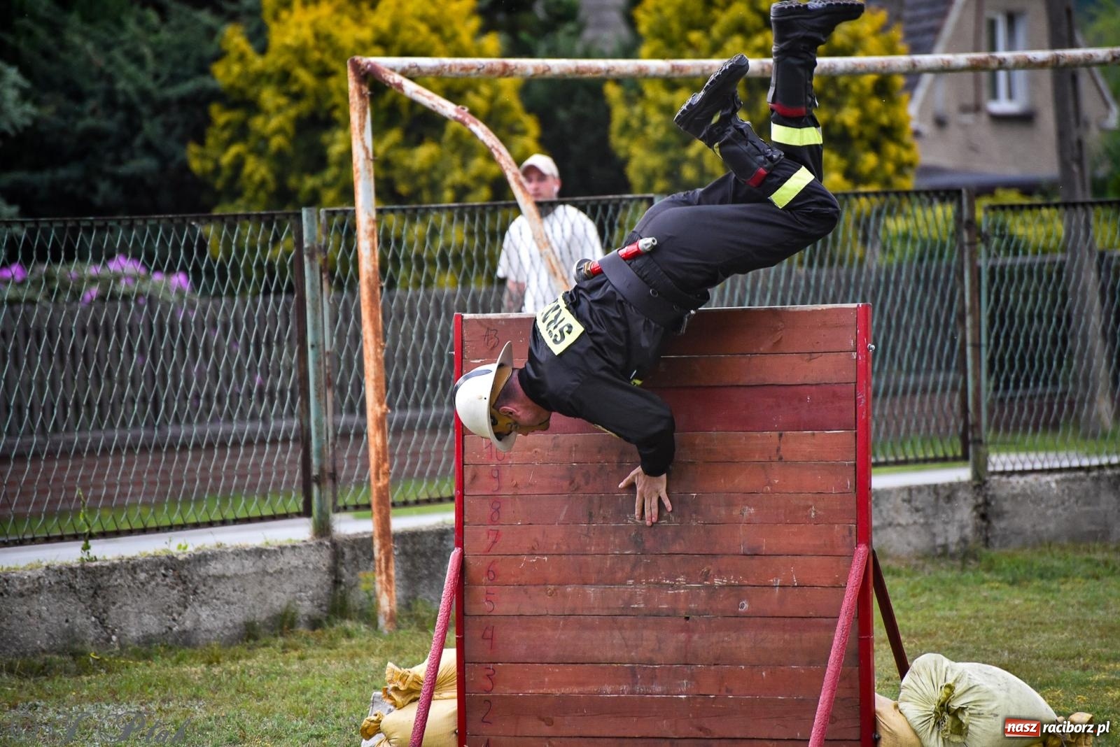 Zdjęcie w galerii na portalu naszraciborz.pl: Zawody sportowo-pożarnicze w Górkach Śląskich. Strażacka rywalizacja mimo kapryśnej pogody wiadomości z regionu
