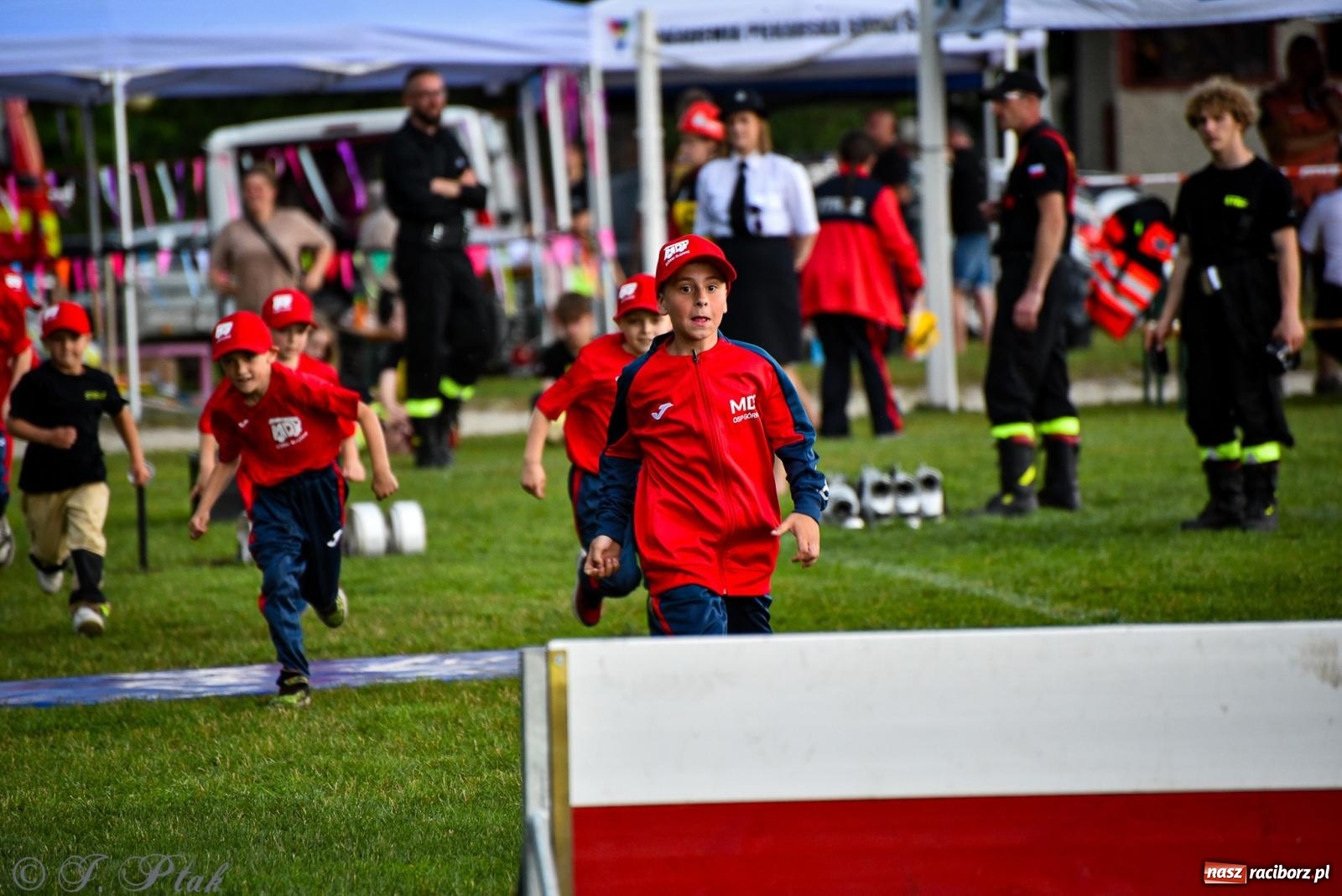 Zdjęcie w galerii na portalu naszraciborz.pl: Zawody sportowo-pożarnicze w Górkach Śląskich. Strażacka rywalizacja mimo kapryśnej pogody wiadomości z regionu