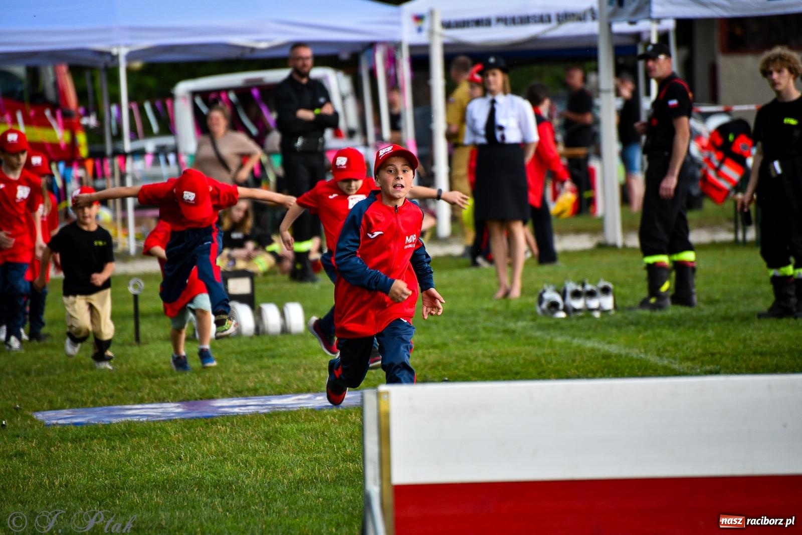 Zdjęcie w galerii na portalu naszraciborz.pl: Zawody sportowo-pożarnicze w Górkach Śląskich. Strażacka rywalizacja mimo kapryśnej pogody wiadomości z regionu