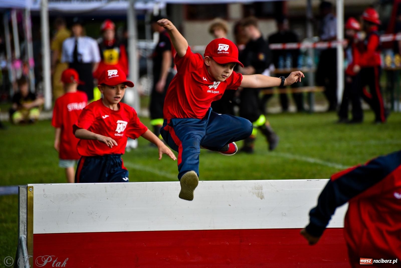 Zdjęcie w galerii na portalu naszraciborz.pl: Zawody sportowo-pożarnicze w Górkach Śląskich. Strażacka rywalizacja mimo kapryśnej pogody wiadomości z regionu
